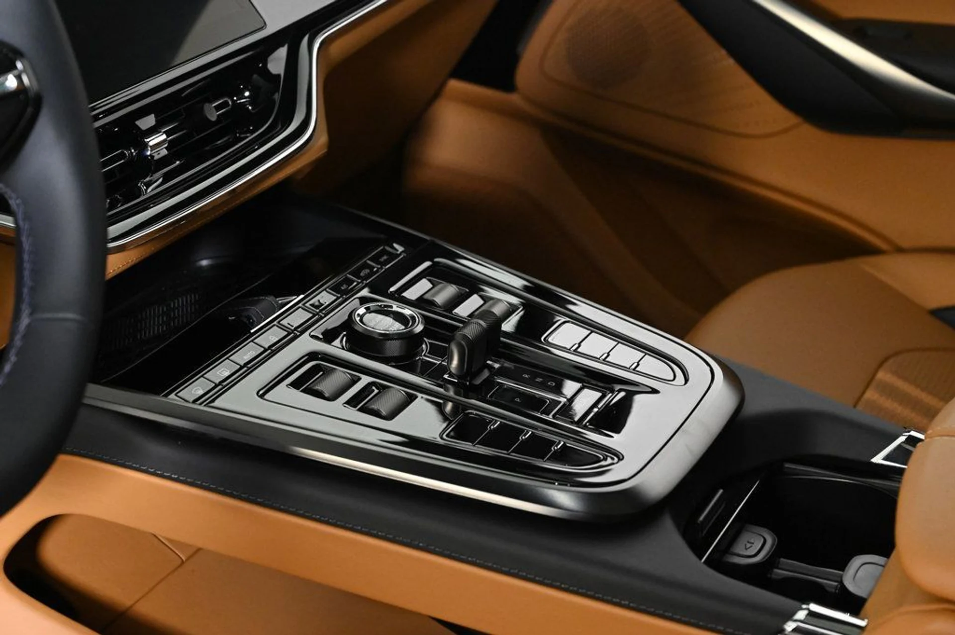 mph023_264018400_new_2025_aston_martin_dbx_707awd_11350_22933621_23_1024_4ba9c6f563