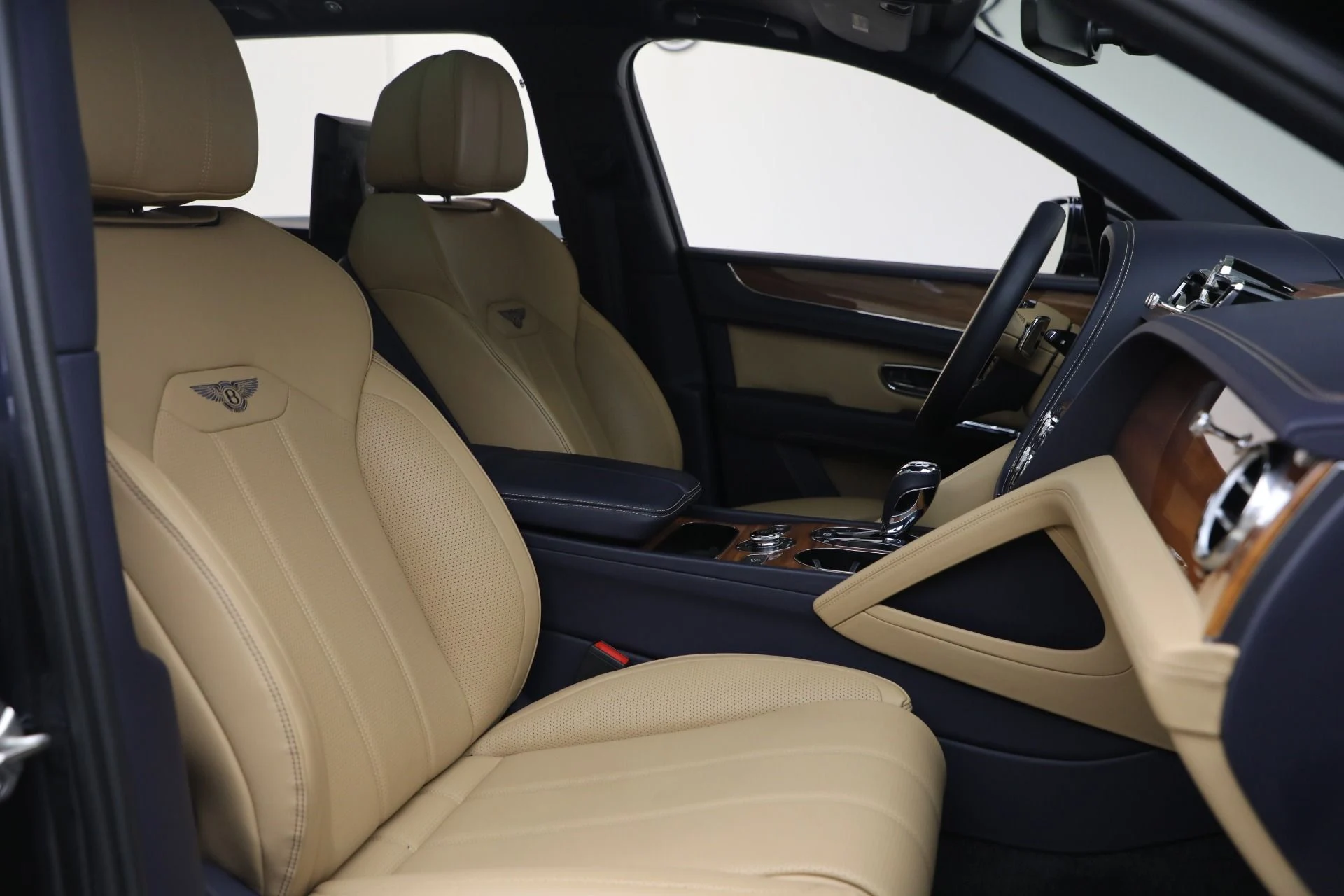 mph023_2668451111_Used_2024_Bentley_Bentayga_EWB_V8_1768588174_c6d7de23b6