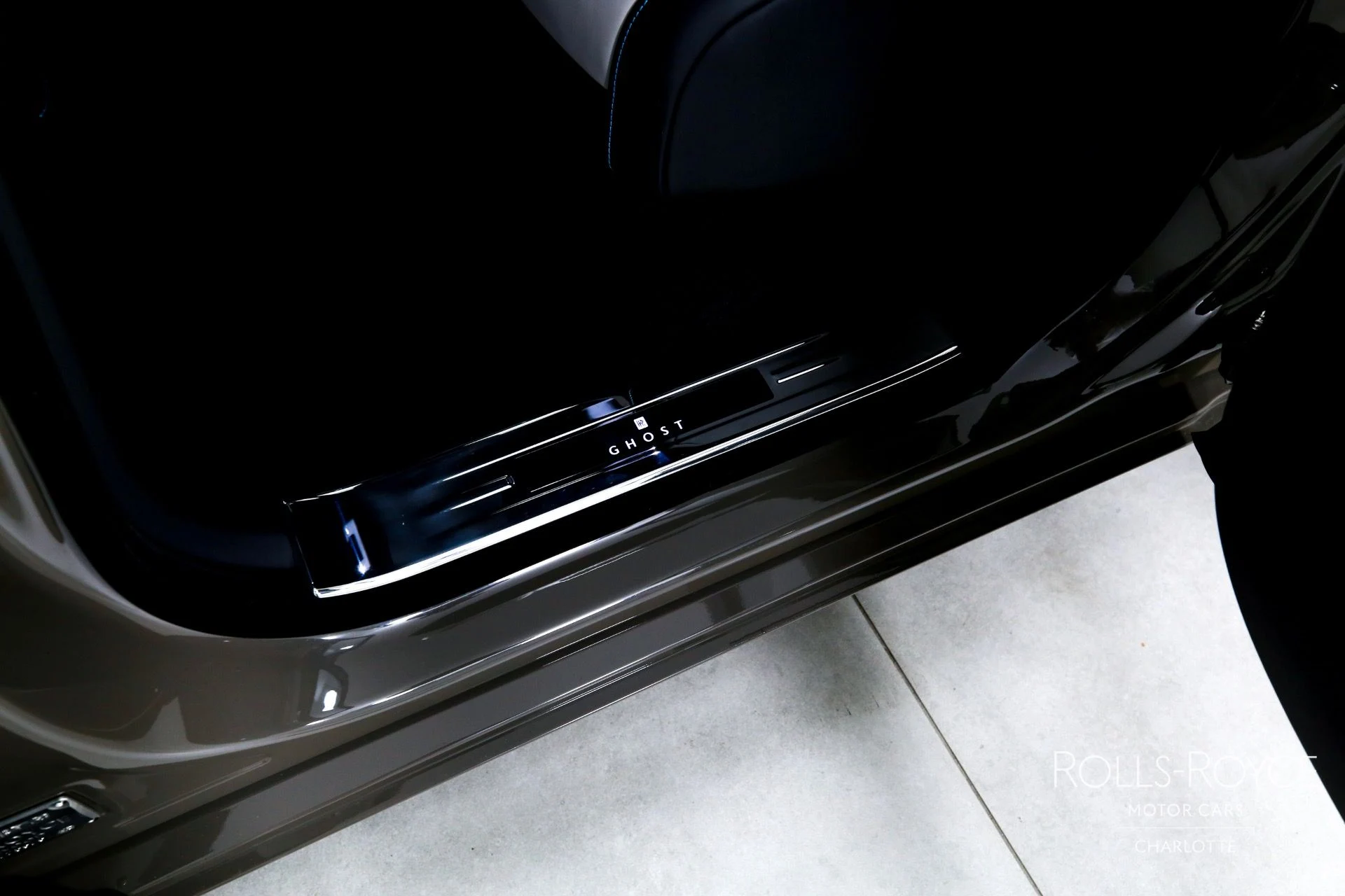 mph023_2695049561_Used_2025_Rolls_Royce_Ghost_1759510962_6fedbbec27