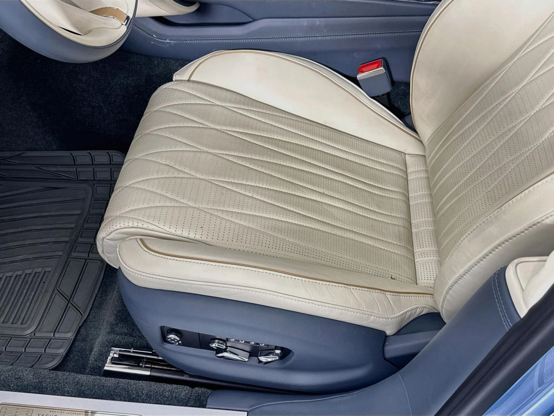 mph023_2713388619_Used_2022_Bentley_Flying_Spur_V8_1787092888_0140e07d12