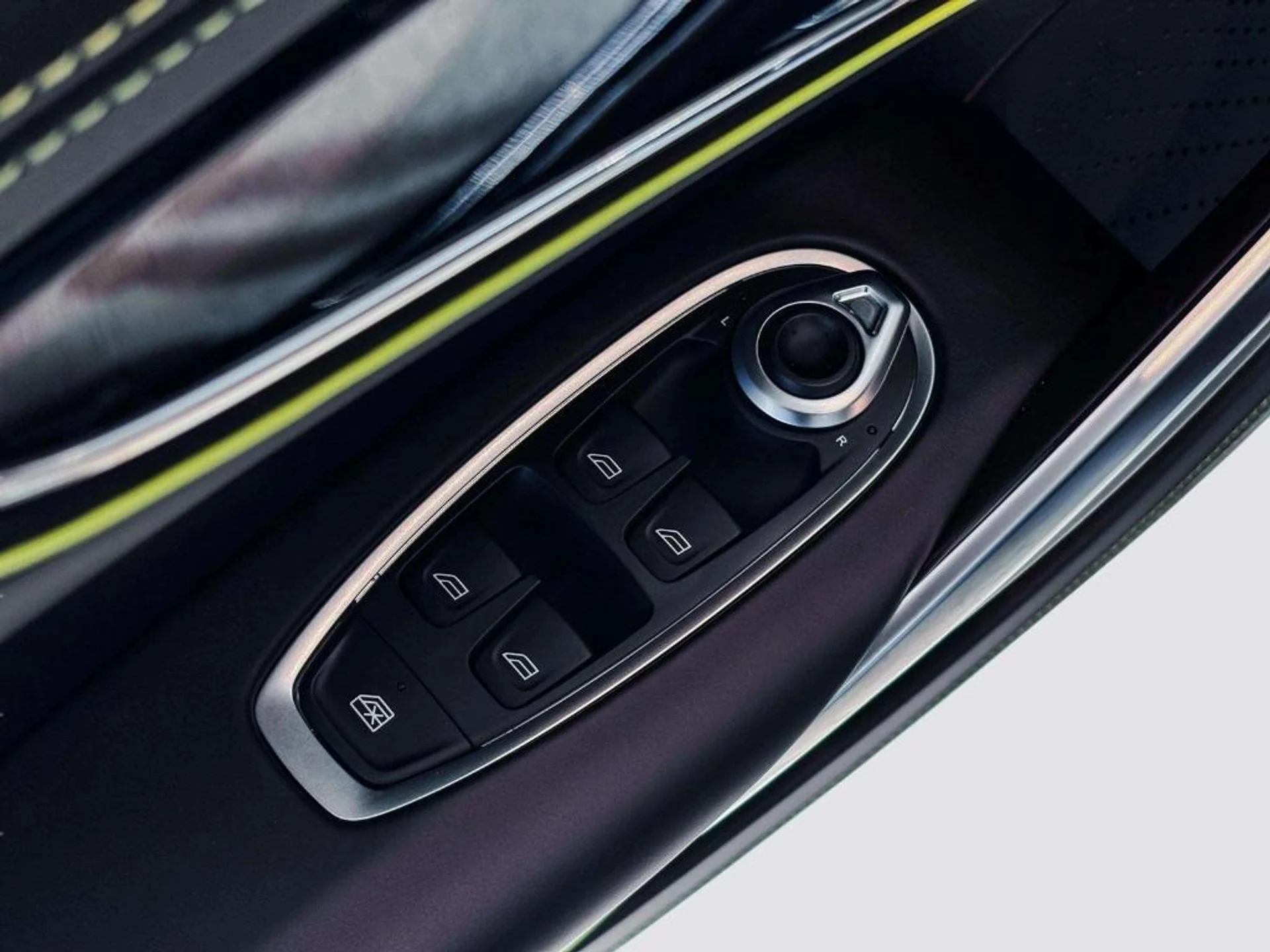 mph023_2728150574_x_E_0_Oi_Wx_BMOECG_31f_N0_X0_ja_M_a70ce3a775