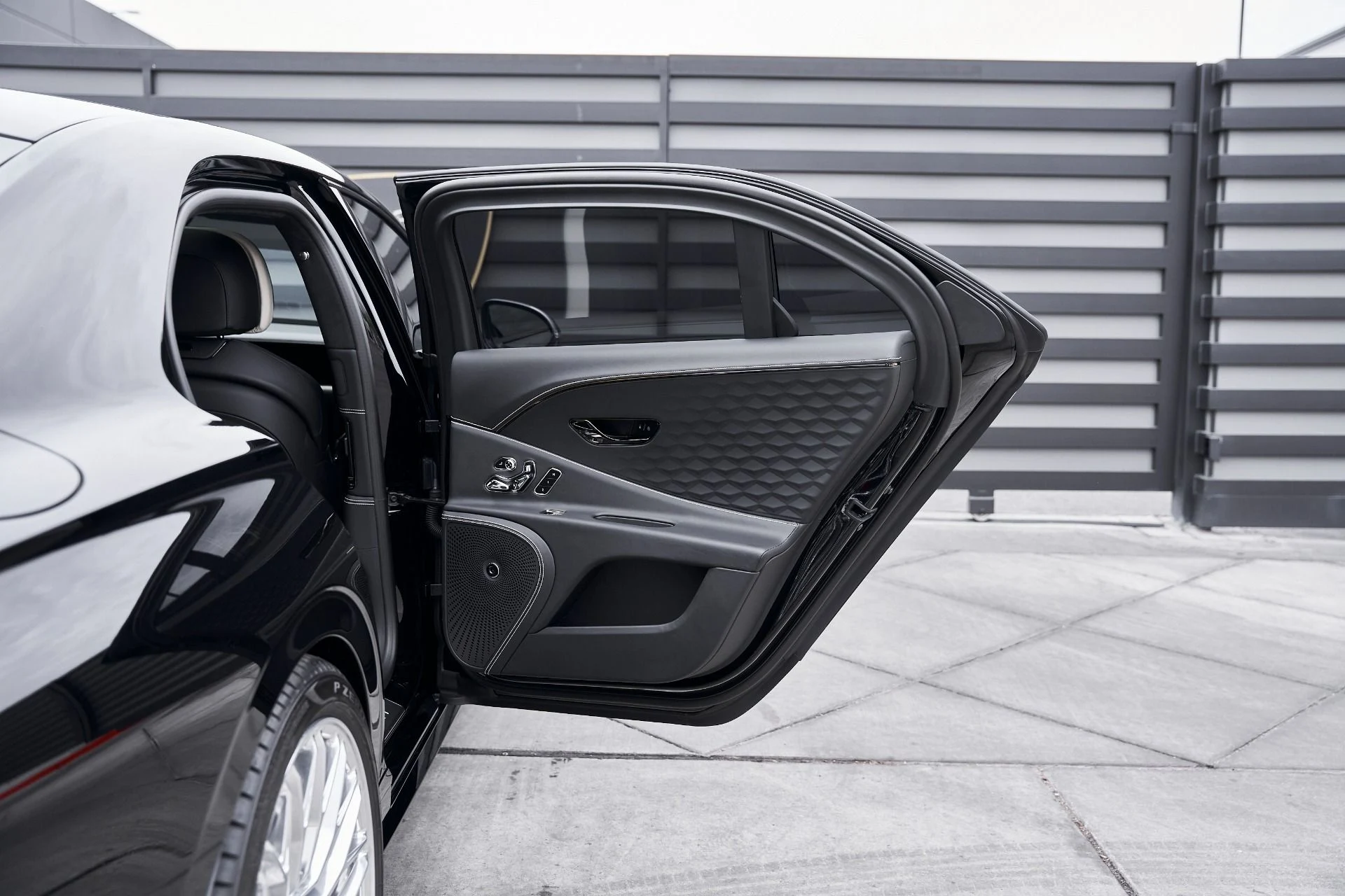 mph023_2734116850_Used_2025_Bentley_Flying_Spur_Speed_1769137049_eae3af436d