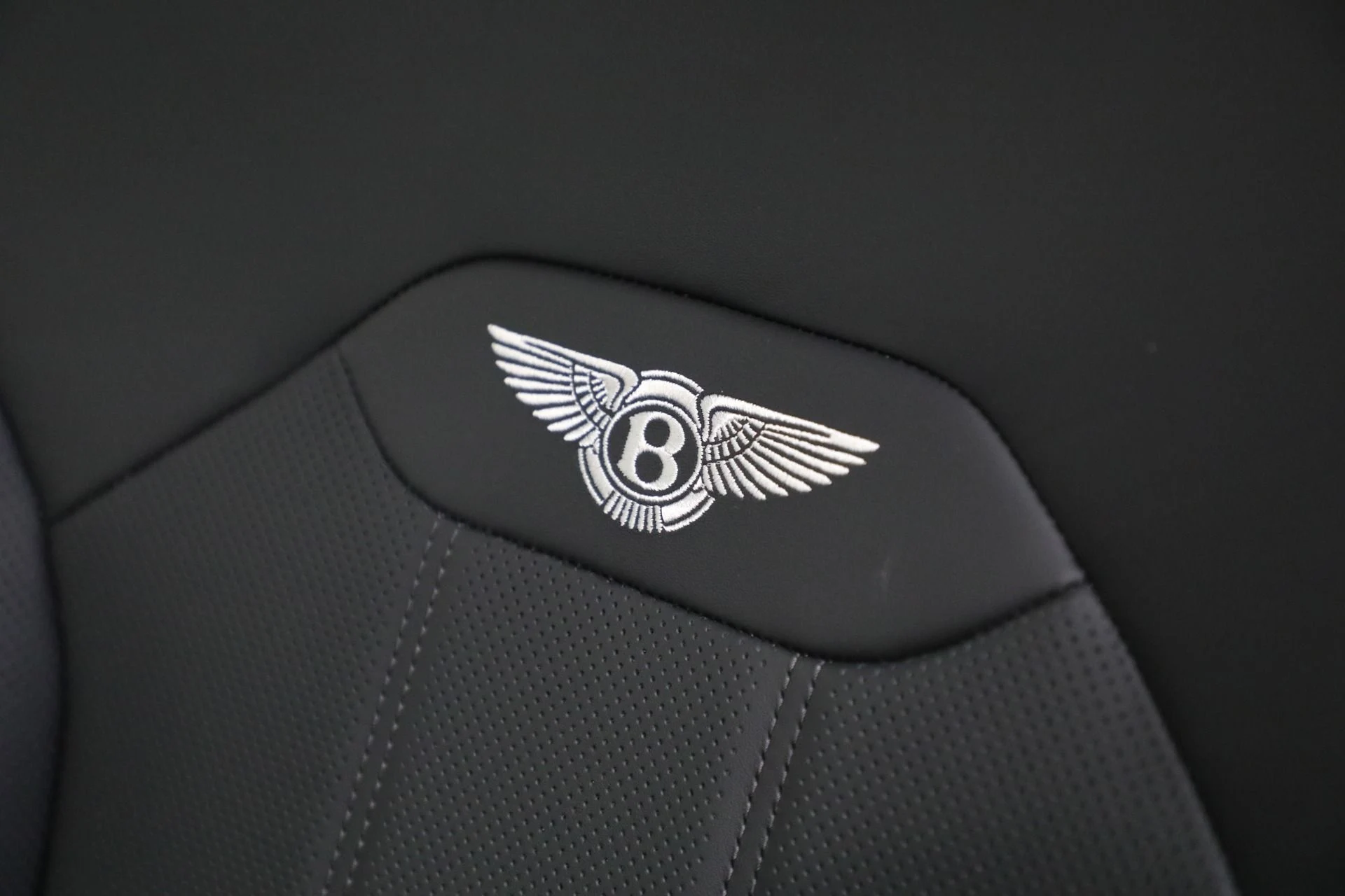 mph023_273687761_New_2025_Bentley_Bentayga_V8_fab223b549