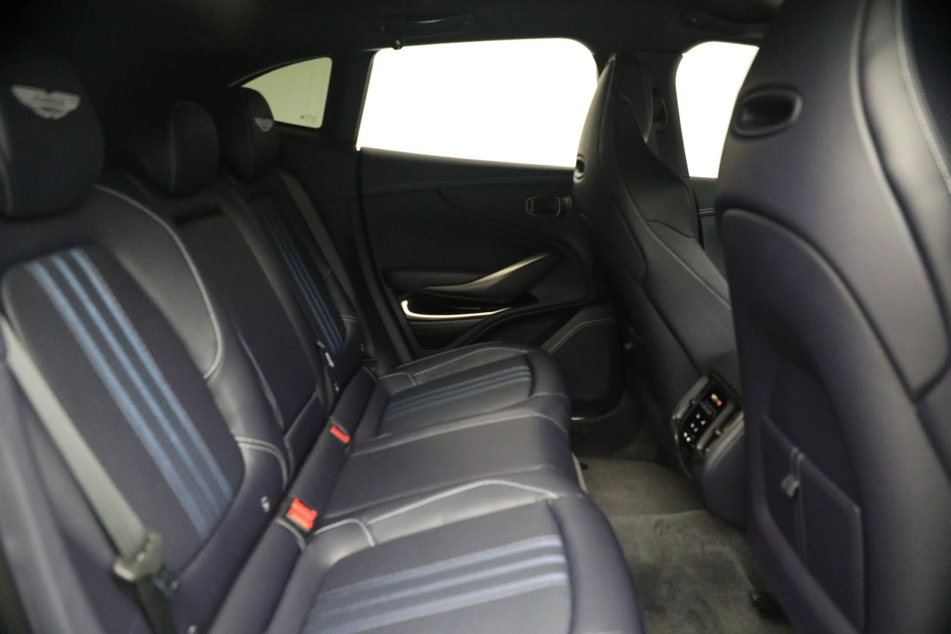 mph023_2803585682_New_2026_Aston_Martin_DBX_707_1767992936_211d011151