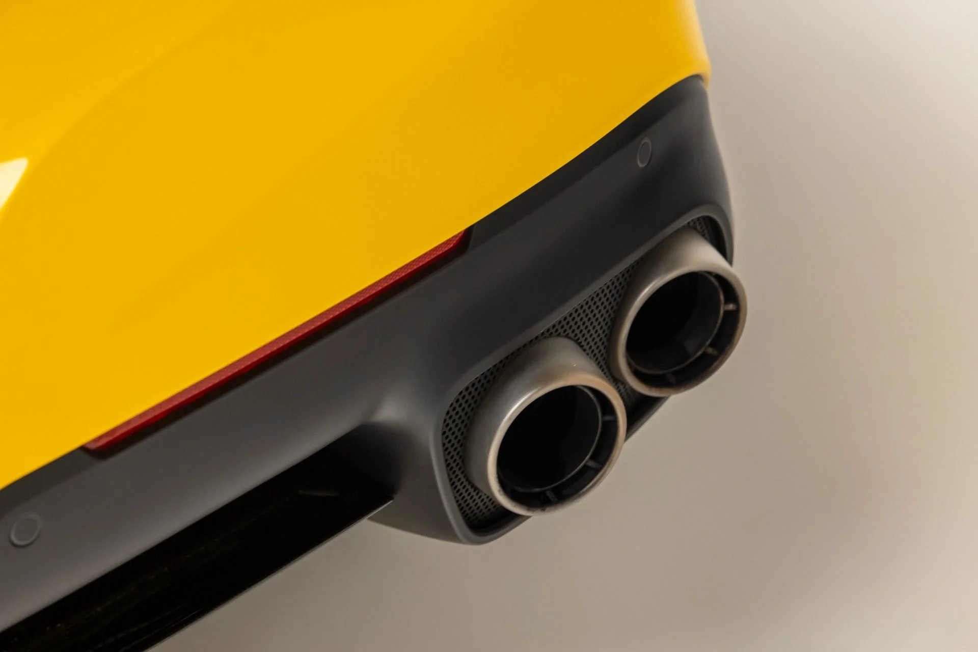 mph023_2804257879_Used_2014_Ferrari_F12berlinetta_1766171664_11815154f9