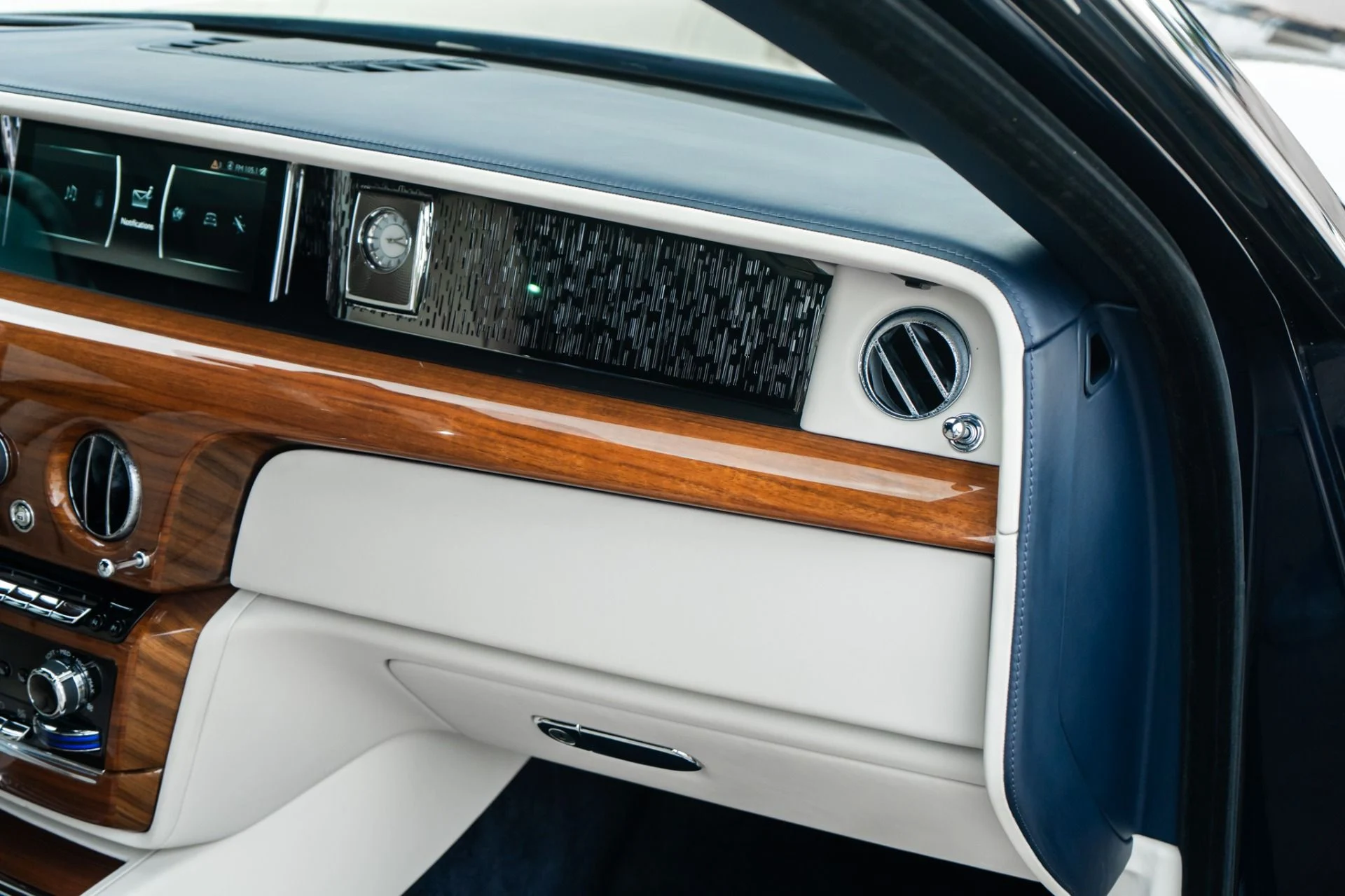 mph023_2814341518_Used_2022_Rolls_Royce_Phantom_1778012232_13e547fd22