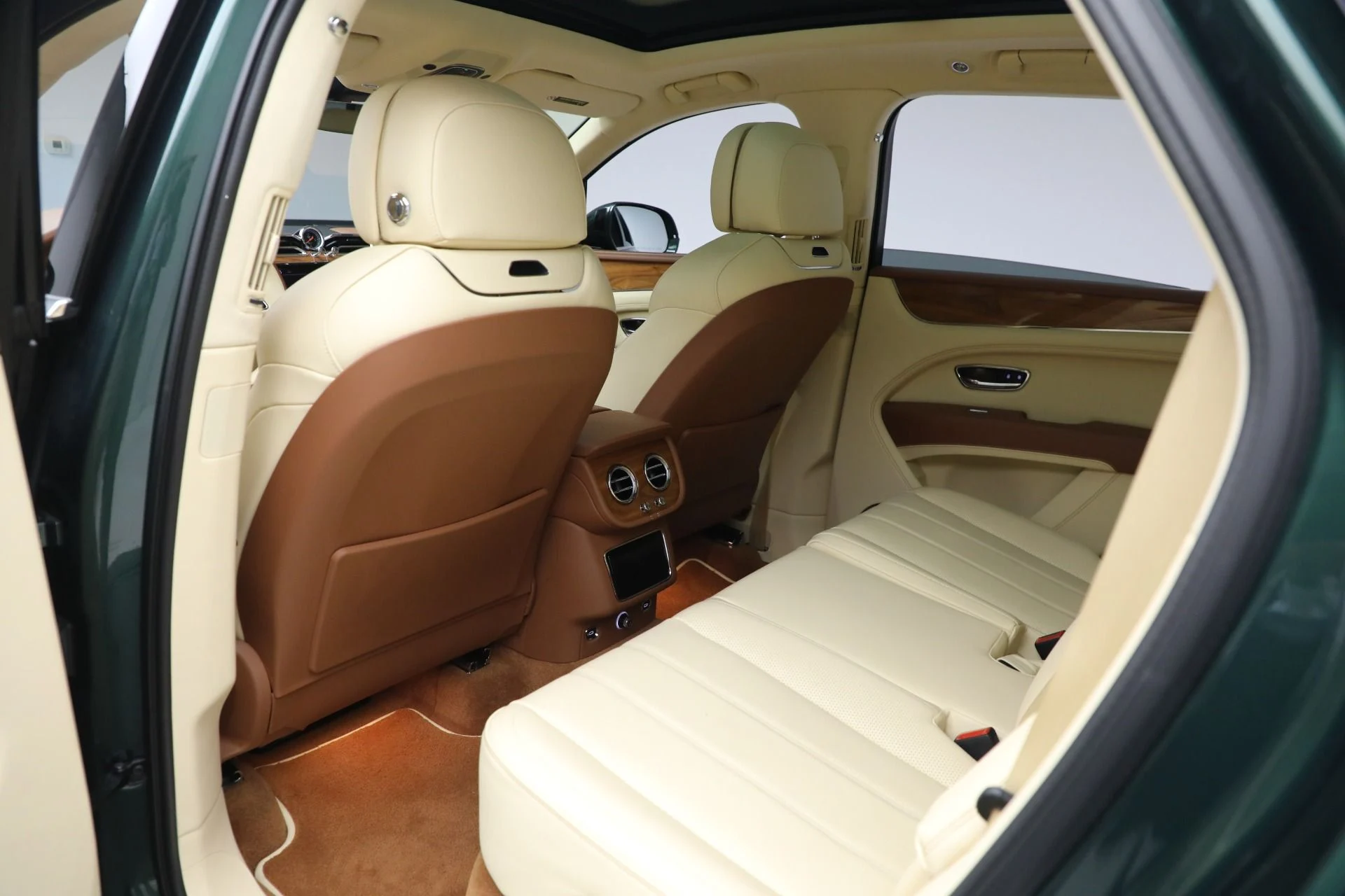 mph023_2842769540_Used_2023_Bentley_Bentayga_V8_d9d8367bbd