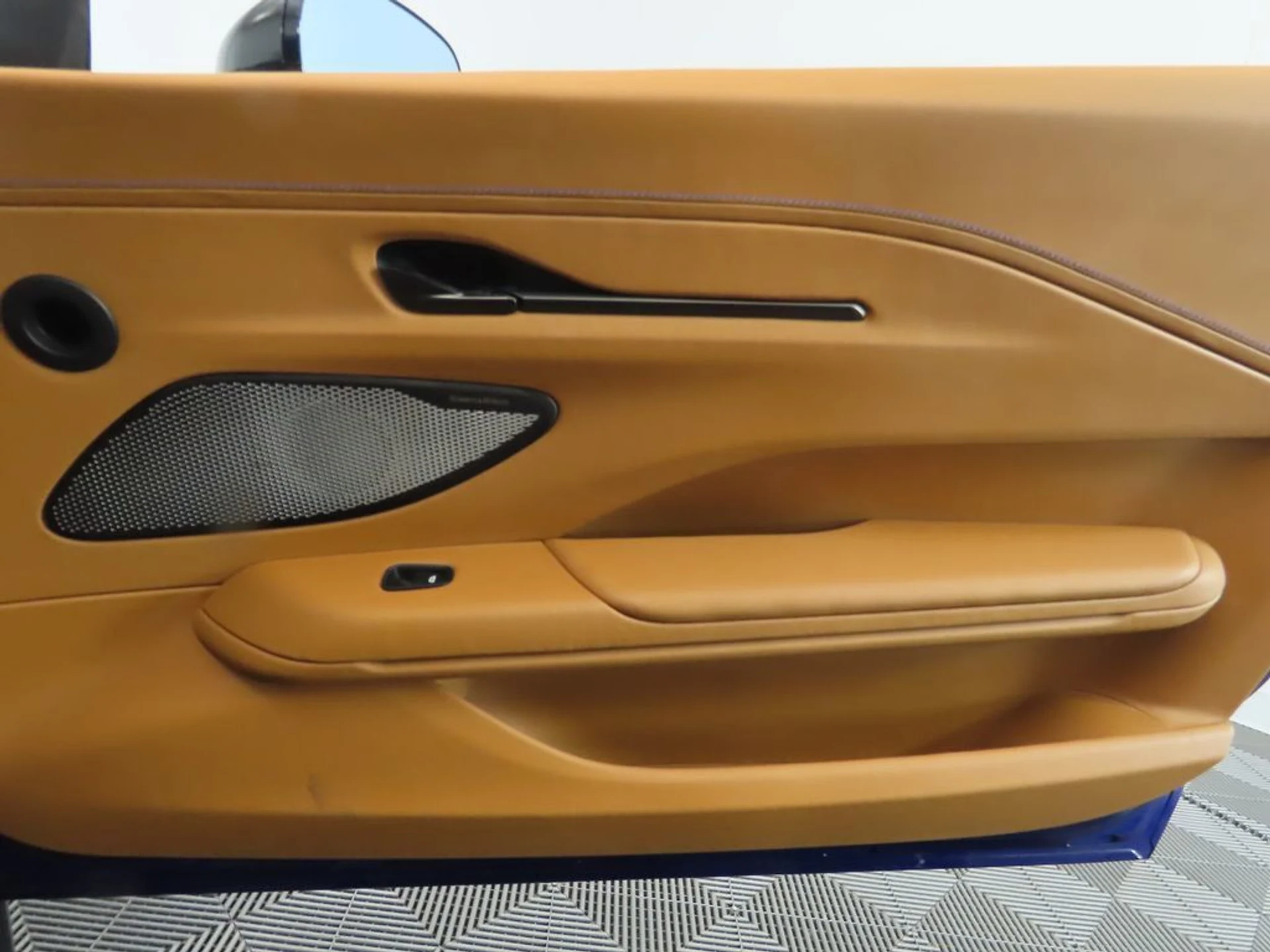 mph023_2858990739_used_2025_aston_martin_vantage_coupe_8119_22982466_24_1024_a1ae3ecea6