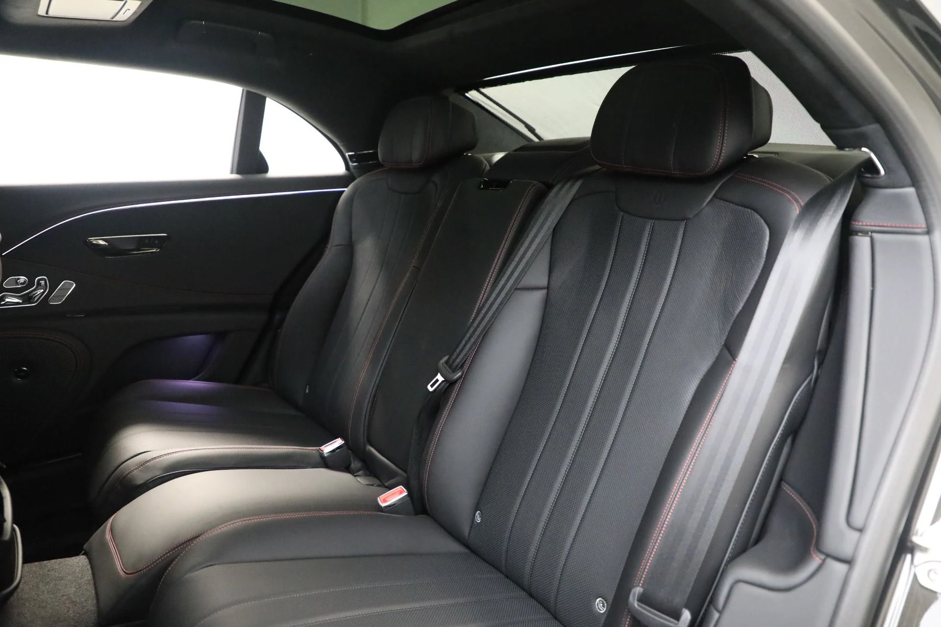 mph023_2878622616_New_2025_Bentley_Flying_Spur_Black_Edition_7406eaac4a