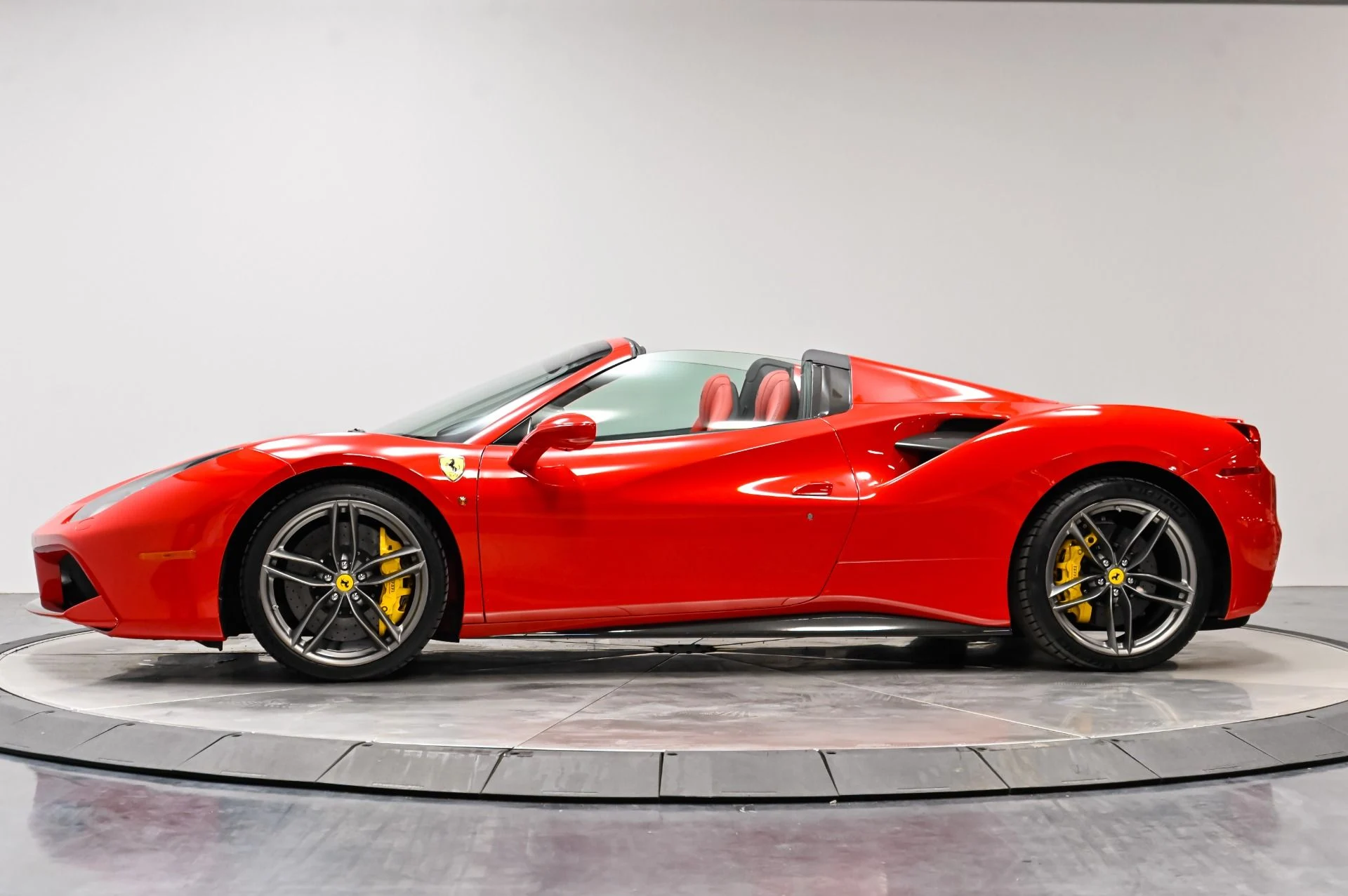 mph023_2895427602_Used_2018_Ferrari_488_Spider_1790629138_0e1f87c935