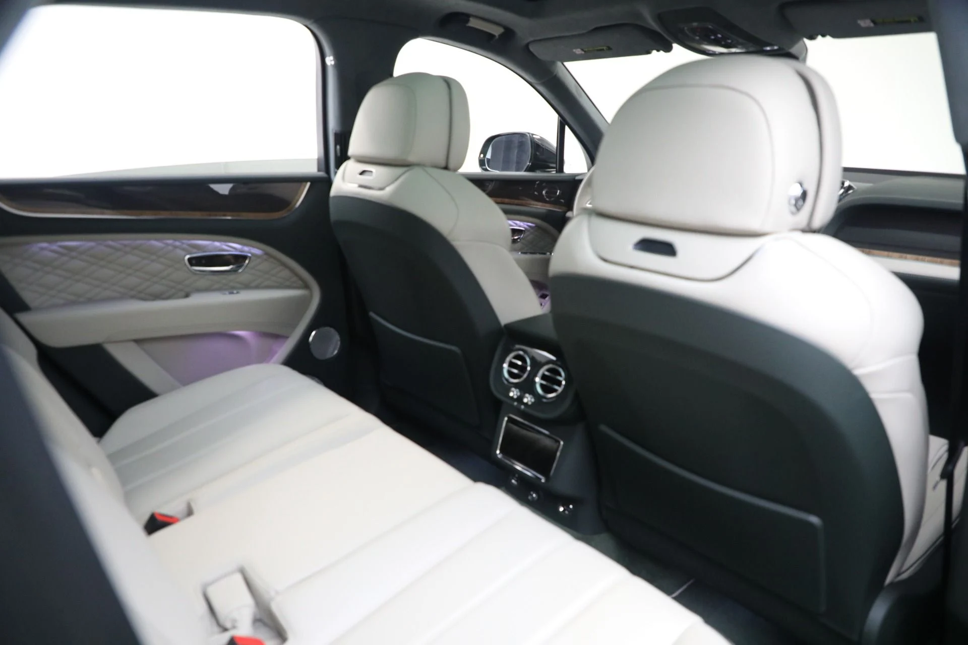 mph023_289731384_New_2023_Bentley_Bentayga_V8_40d9caf3b9