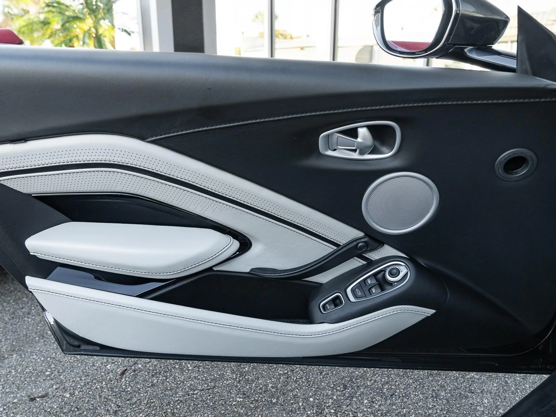 mph023_29179755_Used_2021_Aston_Martin_Vantage_Roadster_1767733768_201d03547a