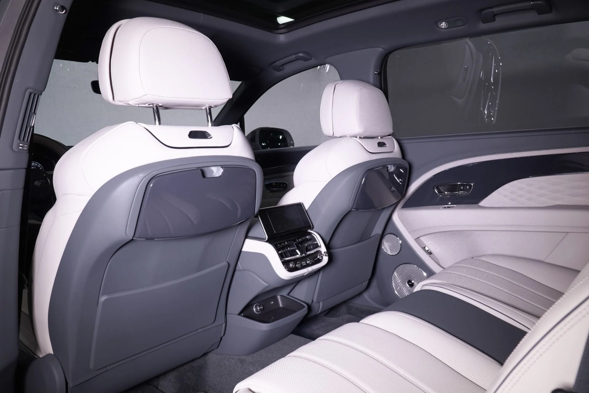 mph023_2920489554_Used_2025_Bentley_Bentayga_EWB_Azure_1762288450_4a4a4d7df0