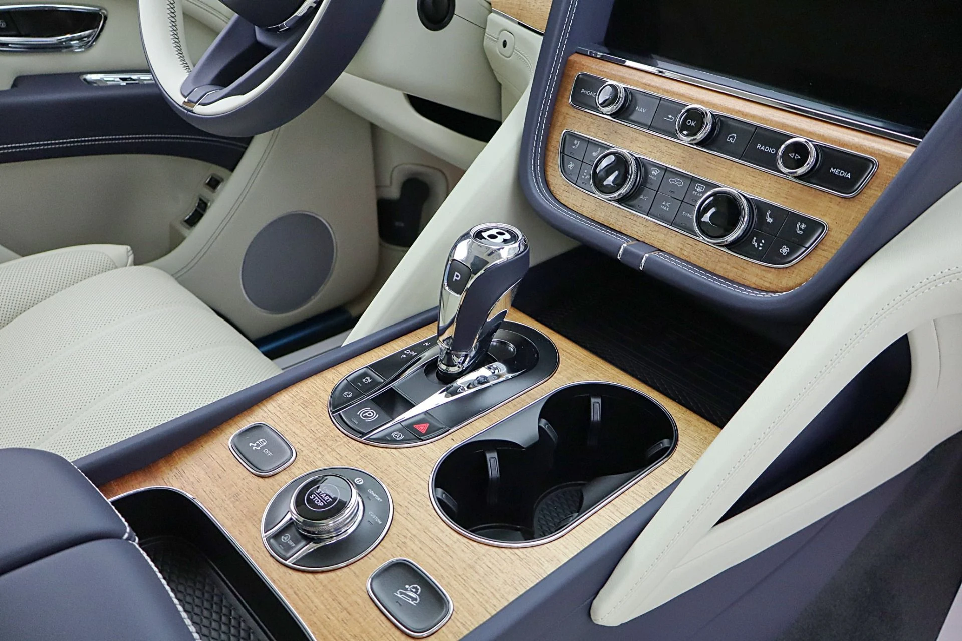 mph023_2924691463_New_2026_Bentley_Bentayga_EWB_V8_3ccab9aa56