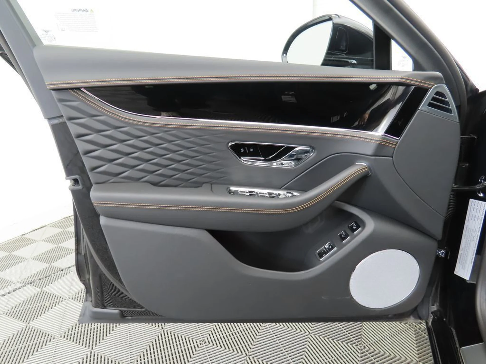 mph023_2937953469_new_2025_bentley_flying_spur_8119_22943437_24_1024_2013b39adf