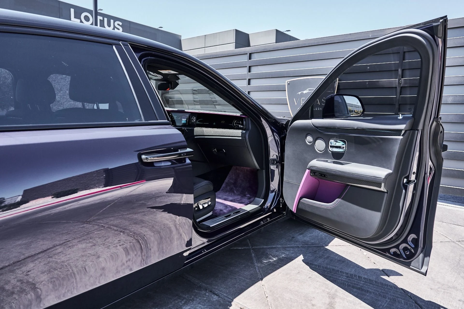 mph023_2960444873_Used_2024_Rolls_Royce_Ghost_Base_1781131221_1b0e5c4e26