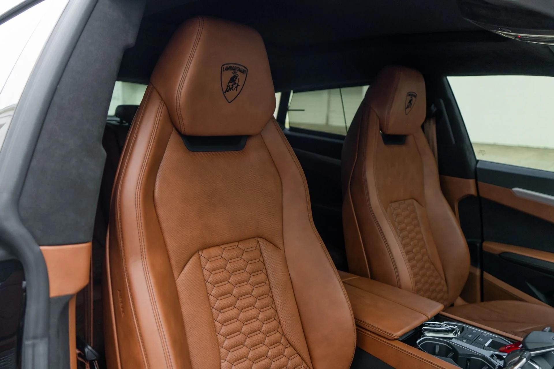 mph023_2968246667_Used_2022_Lamborghini_Urus_1777500470_11ed3b31d8