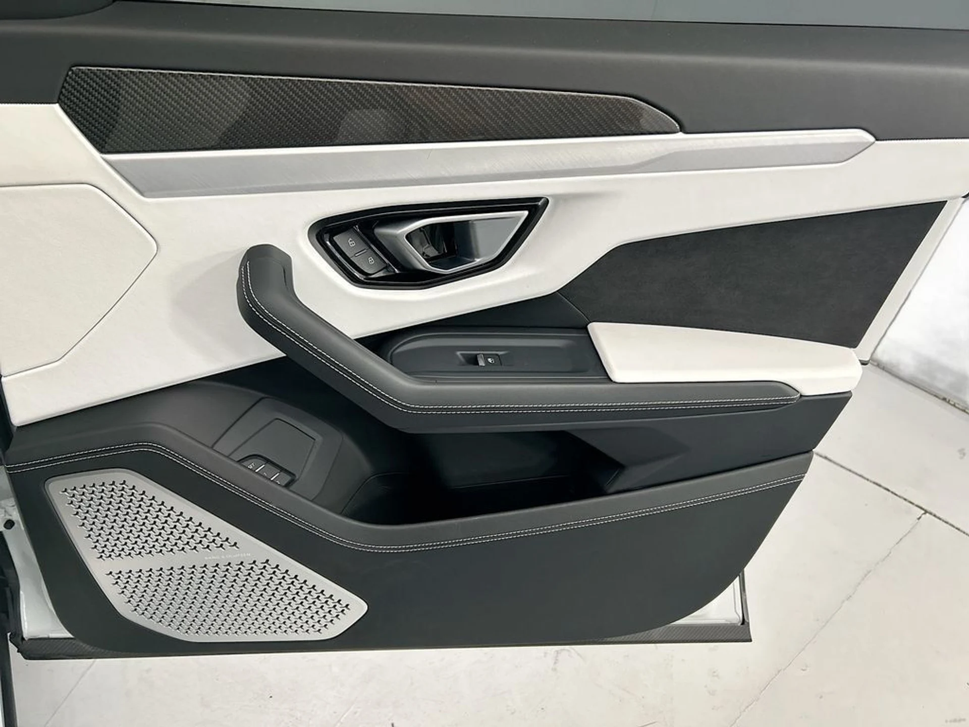 mph023_2978228888_used_2020_lamborghini_urus_awd_8119_23020577_24_1024_b2f9365d9e