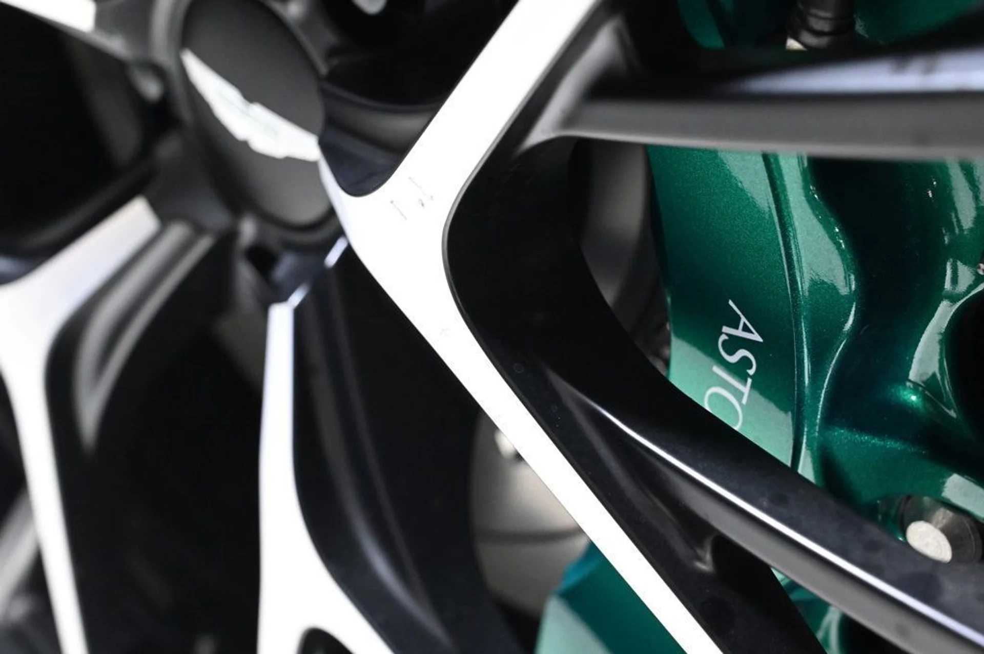 mph023_297948885_new_2026_aston_martin_db12_volante_11350_22900946_24_1024_ba06a241c2