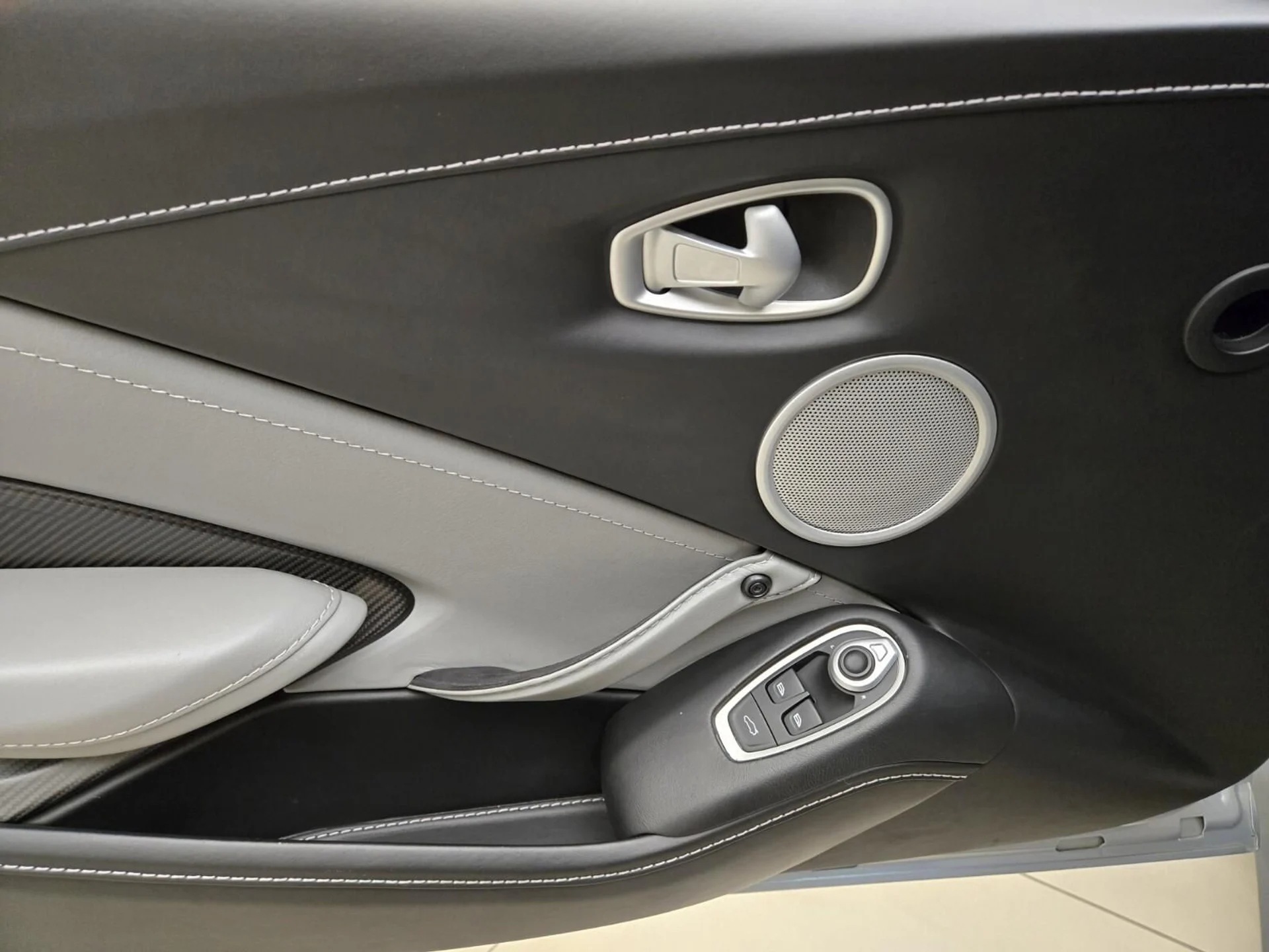 mph023_2980904956_Used_2019_Aston_Martin_Vantage_1756191184_c3ac2a0e08