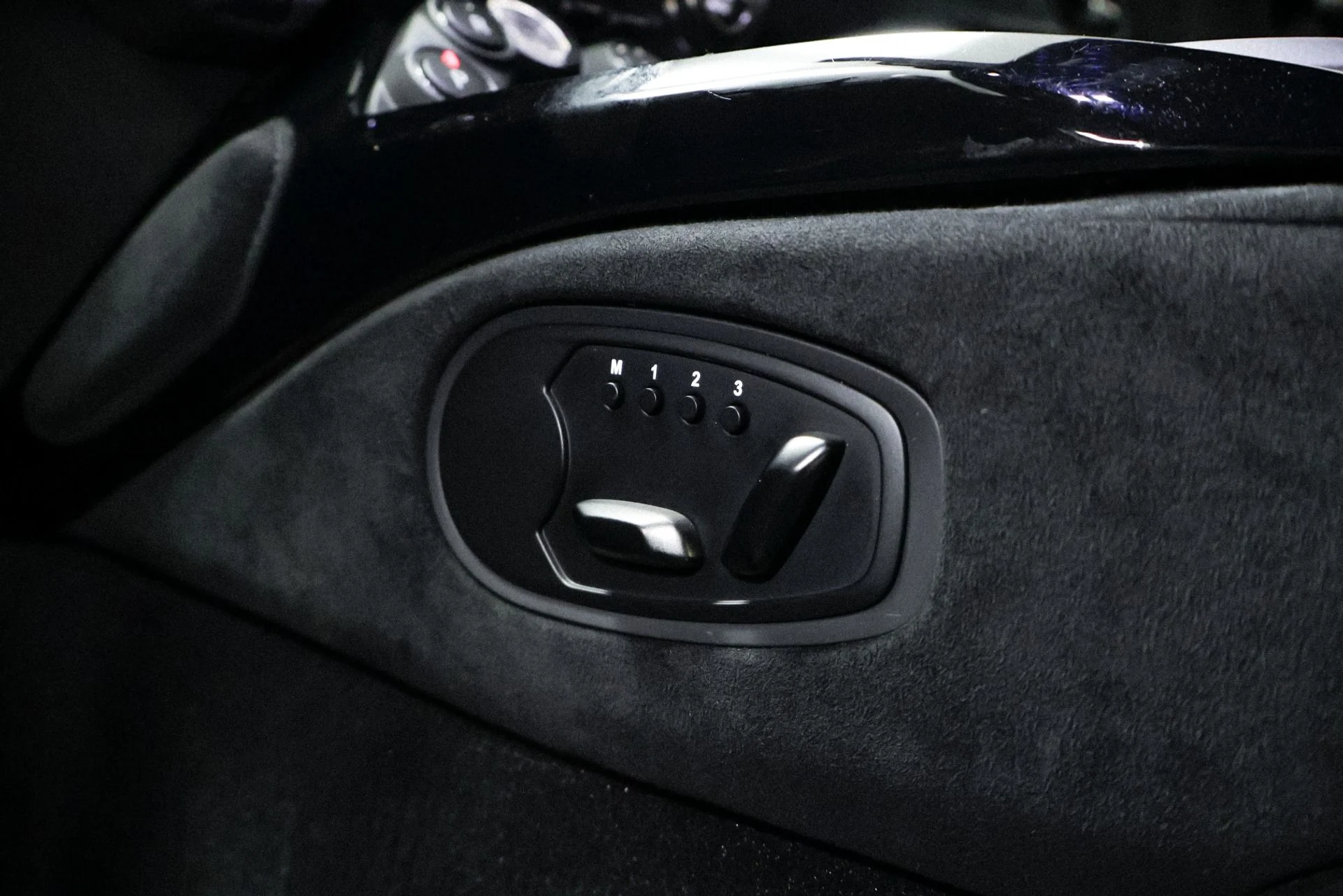 mph023_3005923046_Used_2019_Aston_Martin_Vantage_1760536452_d2d4362733