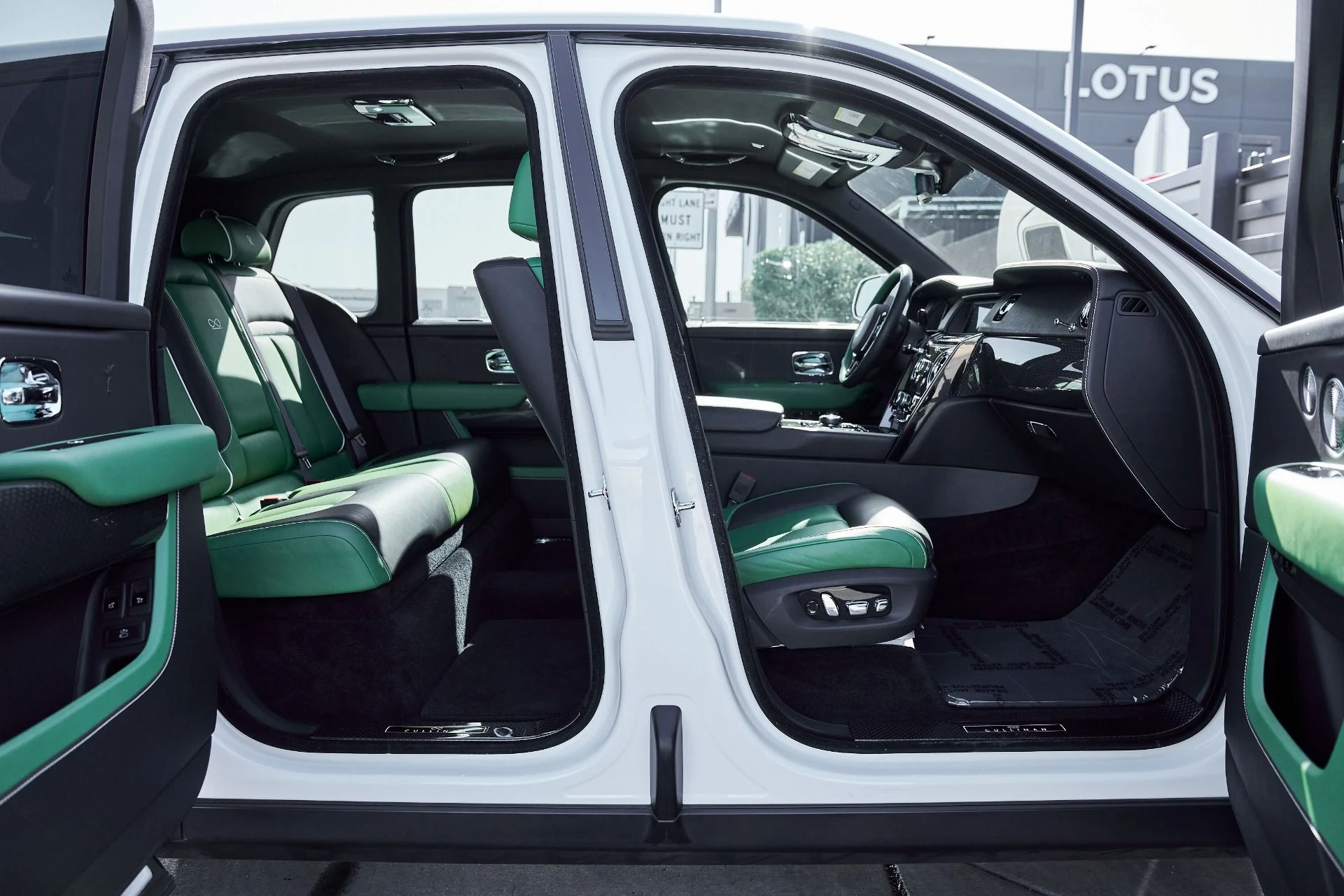 mph023_301346550_Used_2023_Rolls_Royce_Cullinan_Black_Badge_1769736419_a0c5fa3ac8