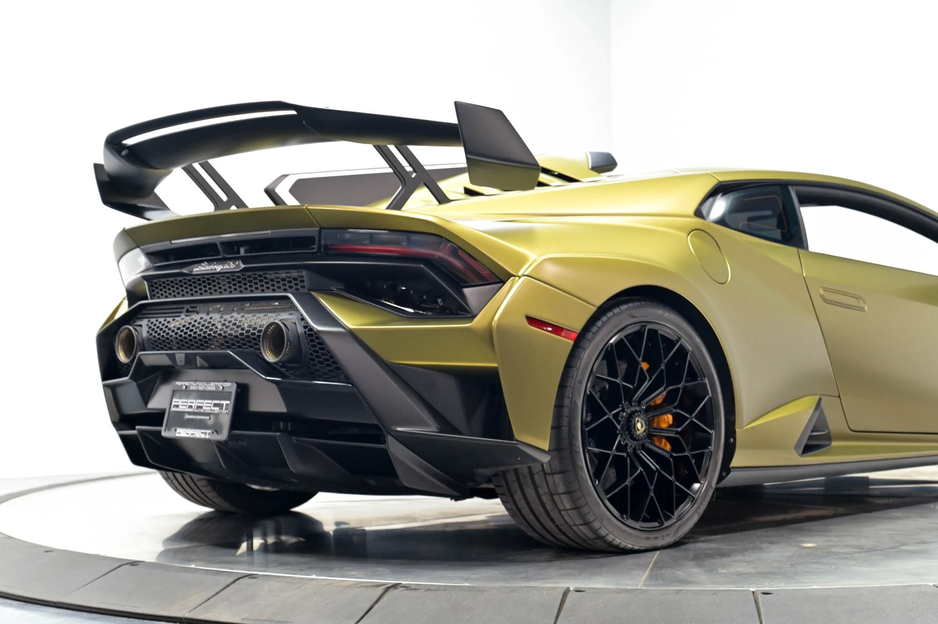mph023_3023615582_Used_2023_Lamborghini_Huracan_STO_1782768591_bba16731c0