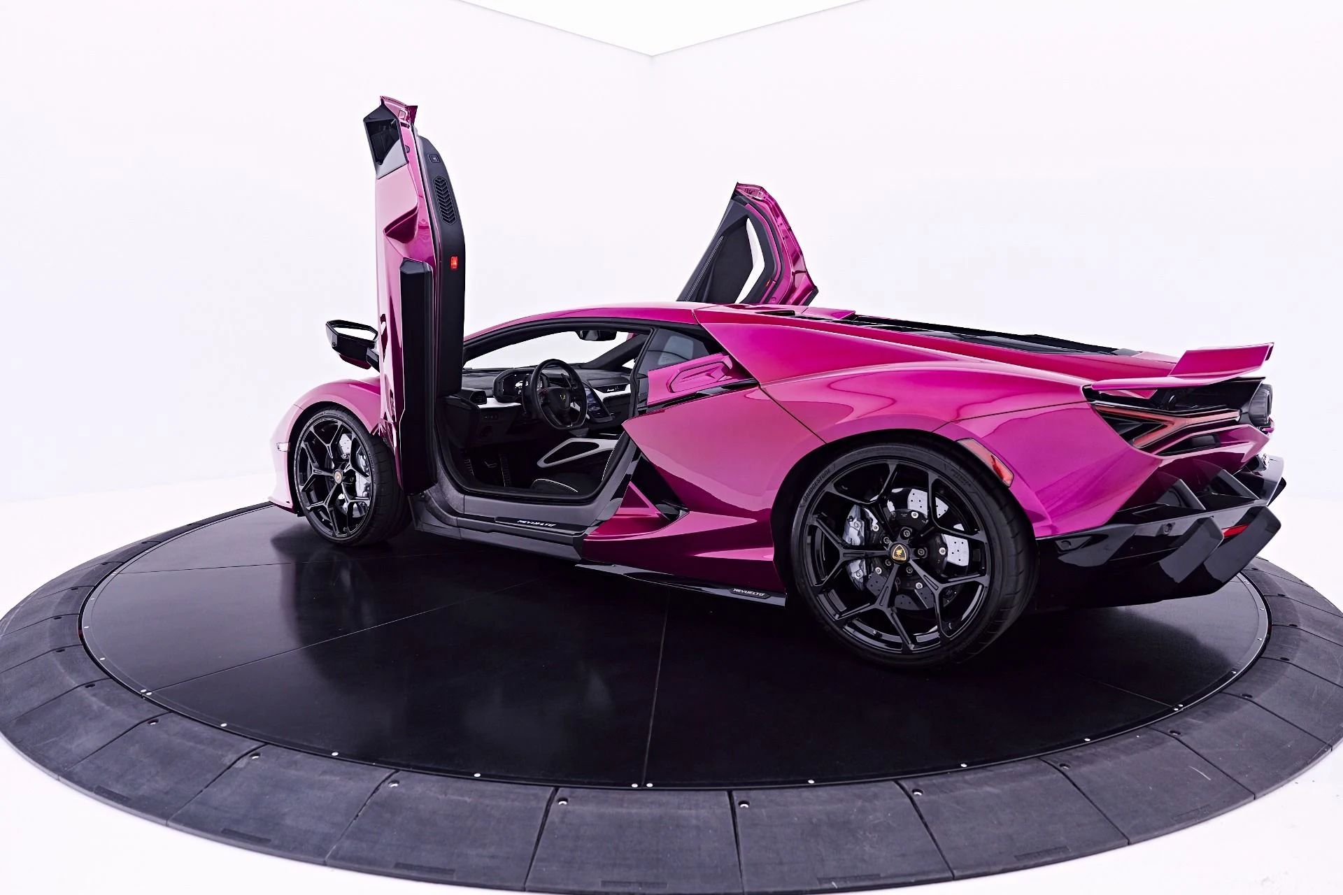 mph023_3039744653_Used_2025_Lamborghini_Revuelto_Base_1782965014_ef8f69dca2
