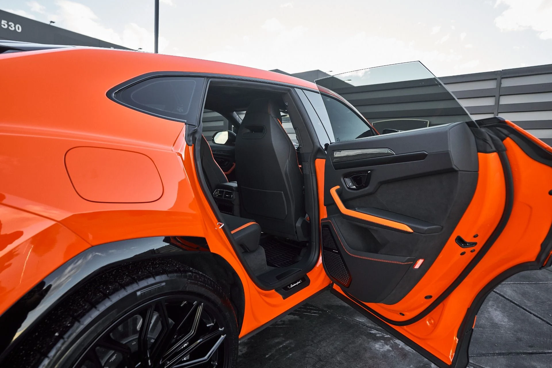 mph023_3044680228_Used_2025_Lamborghini_Urus_SE_1763604980_569bd9ec2b