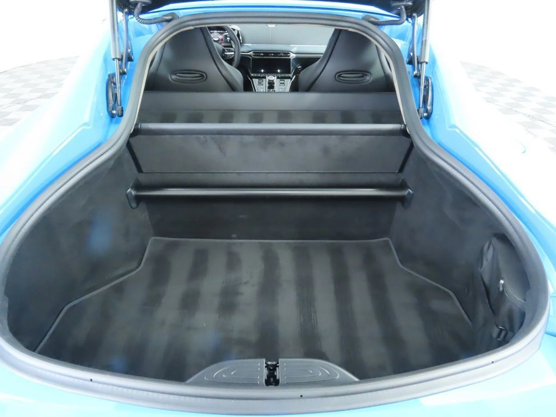 mph023_3047090778_used_2025_aston_martin_vantage_coupe_8119_23008719_24_1024_92494fd7c3