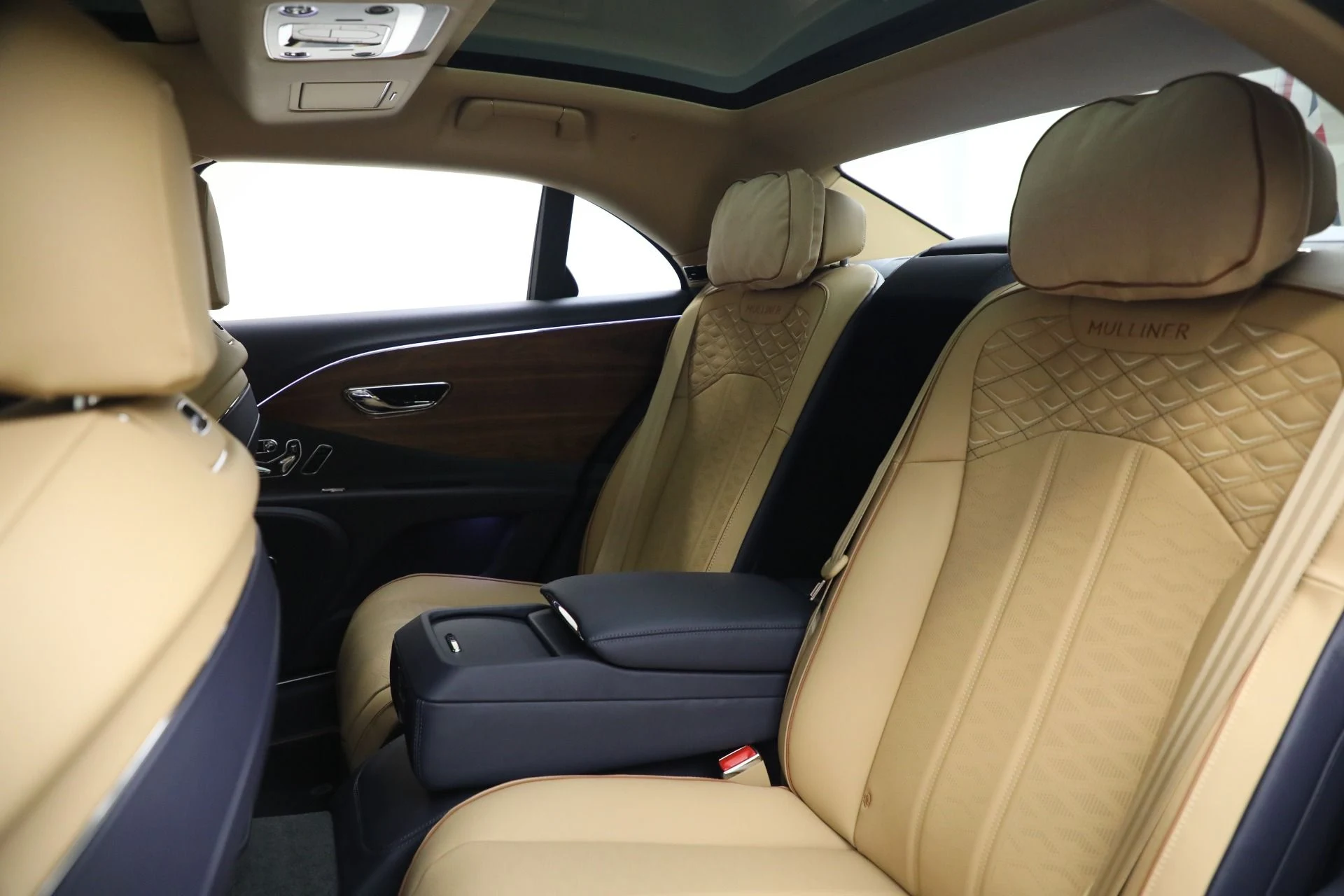 mph023_3057346128_New_2025_Bentley_Flying_Spur_Mulliner_923ac87dd8