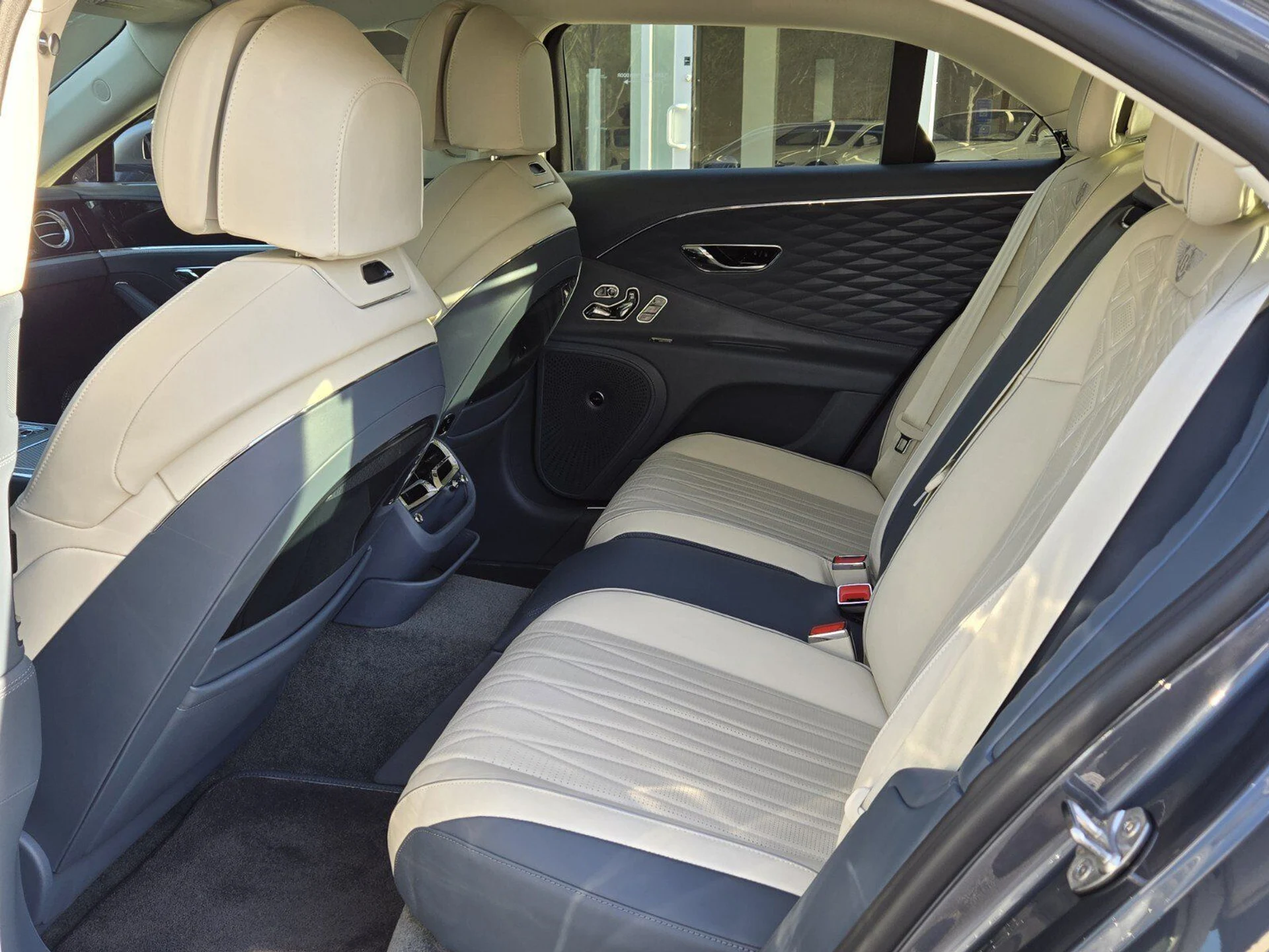 mph023_306268304_e0b7670ab3570bf4b5686b3bc369549cx_6356bdb6be