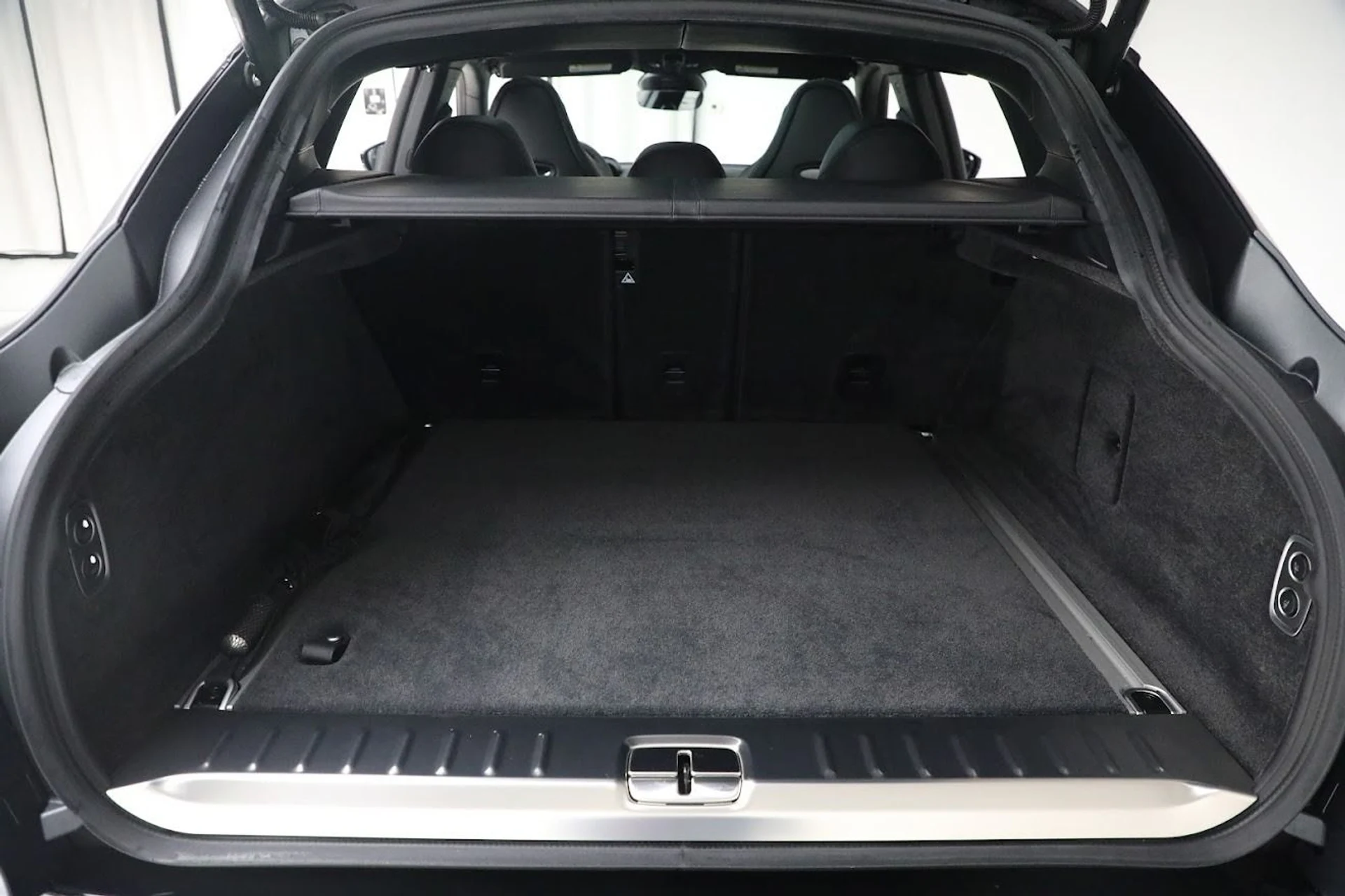 mph023_3063194772_Used_2023_Aston_Martin_DBX_707_1682624502_47f0ef6009