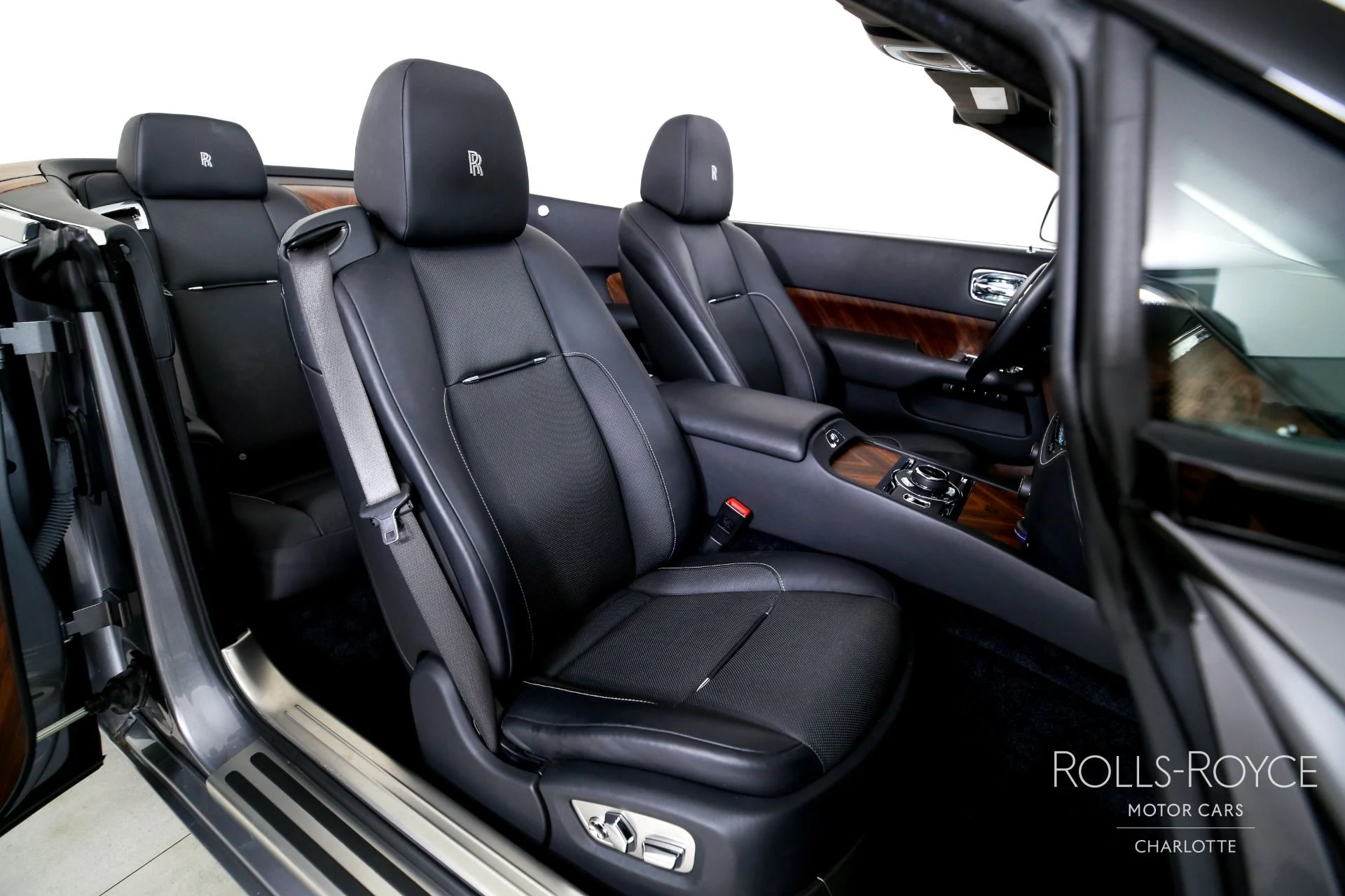 mph023_3065486266_Used_2018_Rolls_Royce_Dawn_1789143044_210250b409