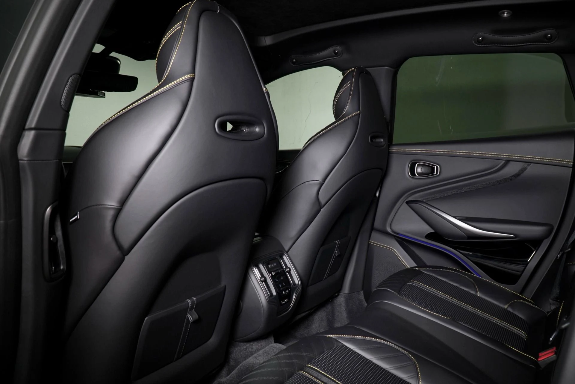 mph023_3073661465_New_2026_Aston_Martin_DBX_707_1771009088_e57f8f8906