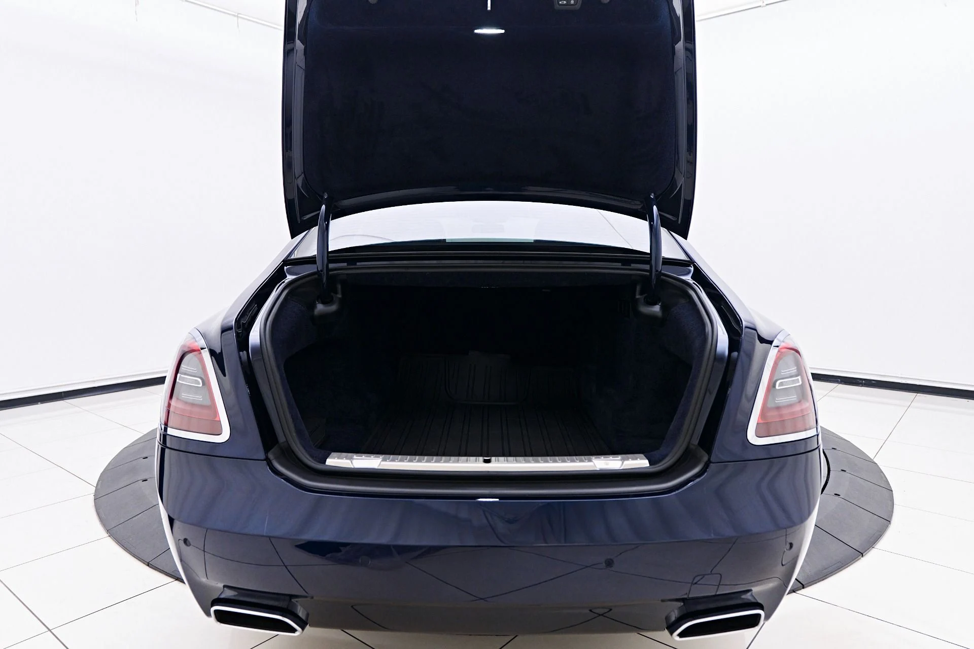 mph023_3078264514_Used_2023_Rolls_Royce_Ghost_1755200436_95b62c3e01