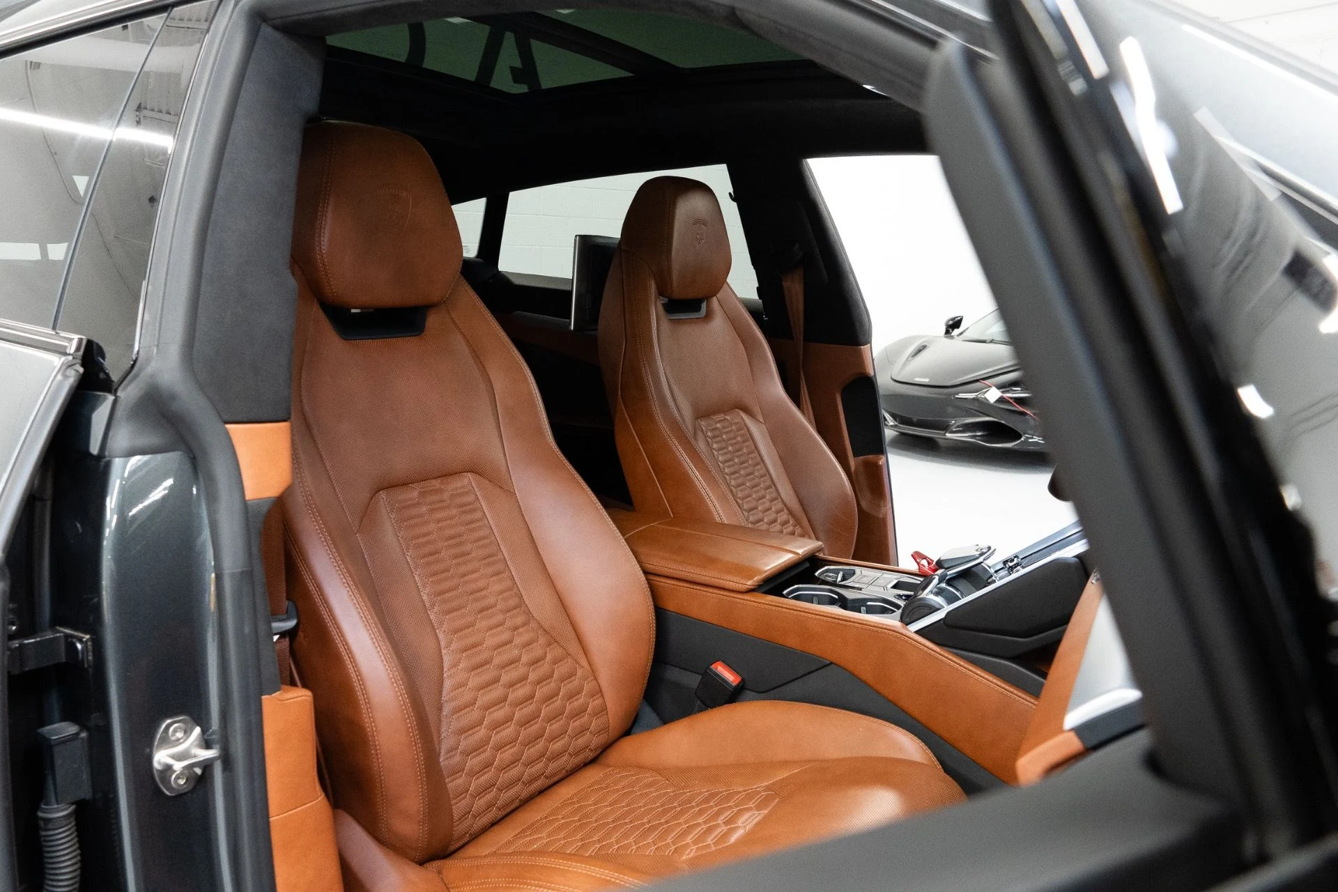 mph023_3109435072_Used_2019_Lamborghini_Urus_1770318658_a031050155