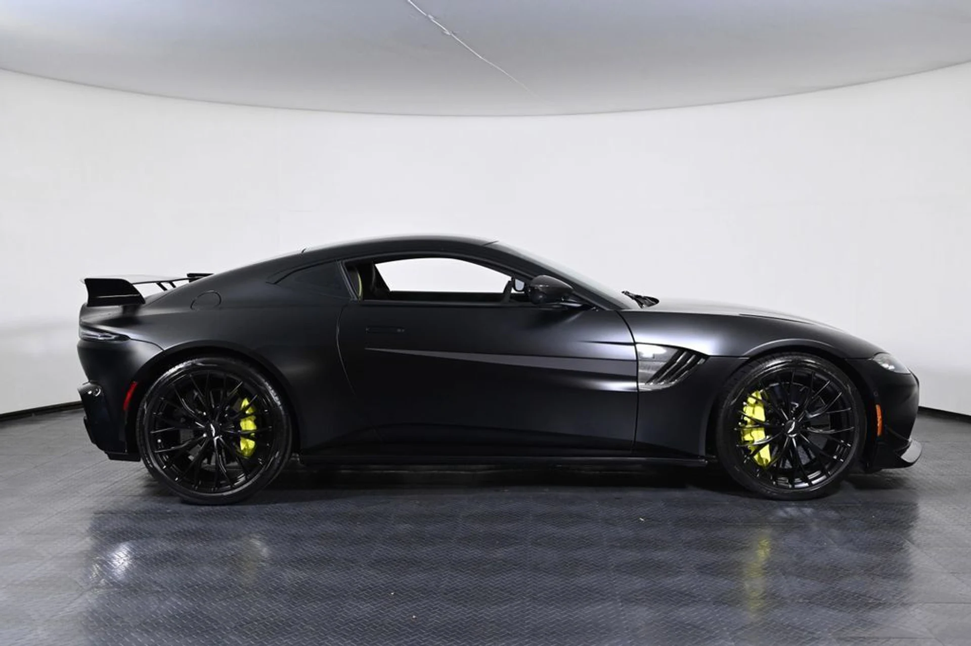 mph023_3109592988_used_2023_aston_martin_vantage_f1edition_11350_23029594_24_1024_43d6a6dbb5