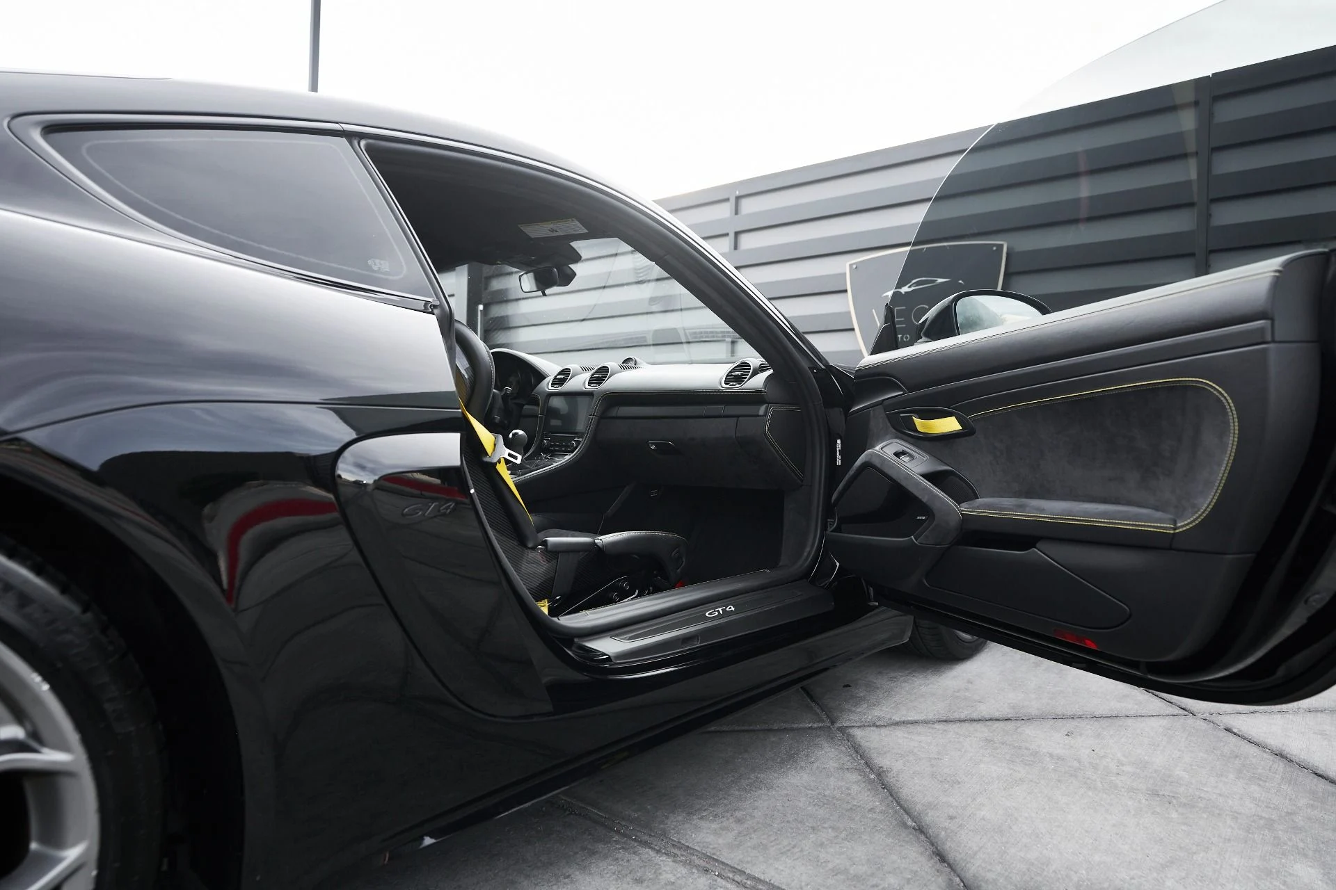 mph023_311942737_Used_2020_Porsche_718_Cayman_GT_4_1763019547_661fc7cfc4