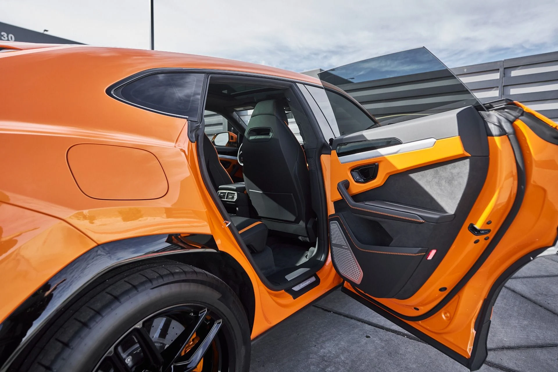 mph023_312105921_Used_2025_Lamborghini_Urus_SE_1763677003_a4803e8b73