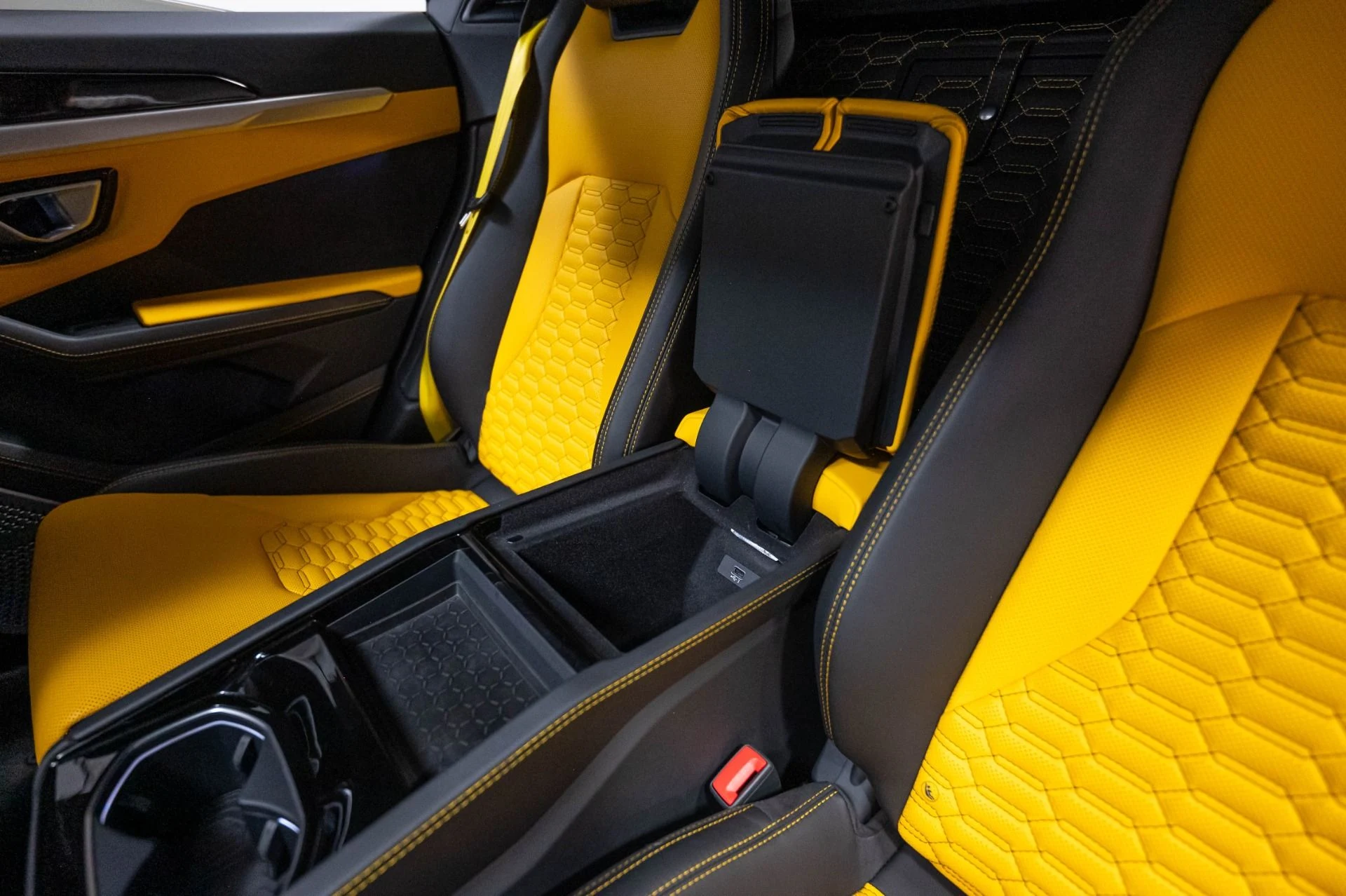 mph023_3139452630_Used_2019_Lamborghini_Urus_1786985122_010223936a