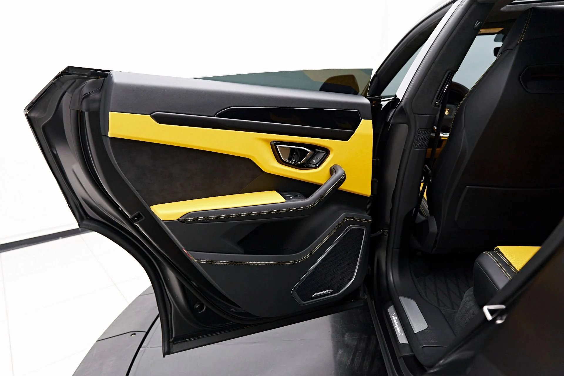 mph023_3159852650_Used_2022_Lamborghini_Urus_1714440387_cda48cd30e