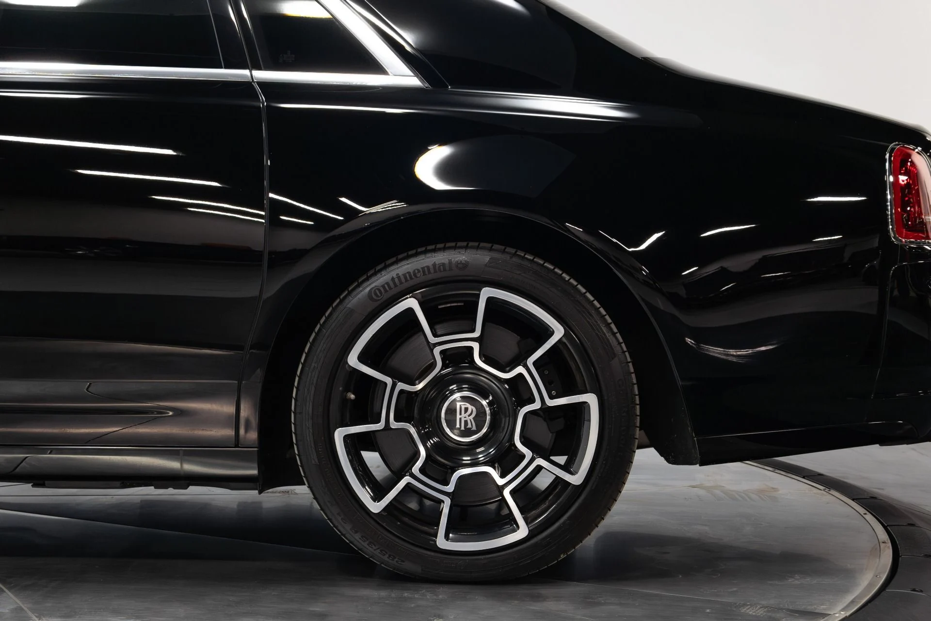 mph023_3164566620_Used_2017_Rolls_Royce_Ghost_Black_Badge_1764012368_bcbfa79a72