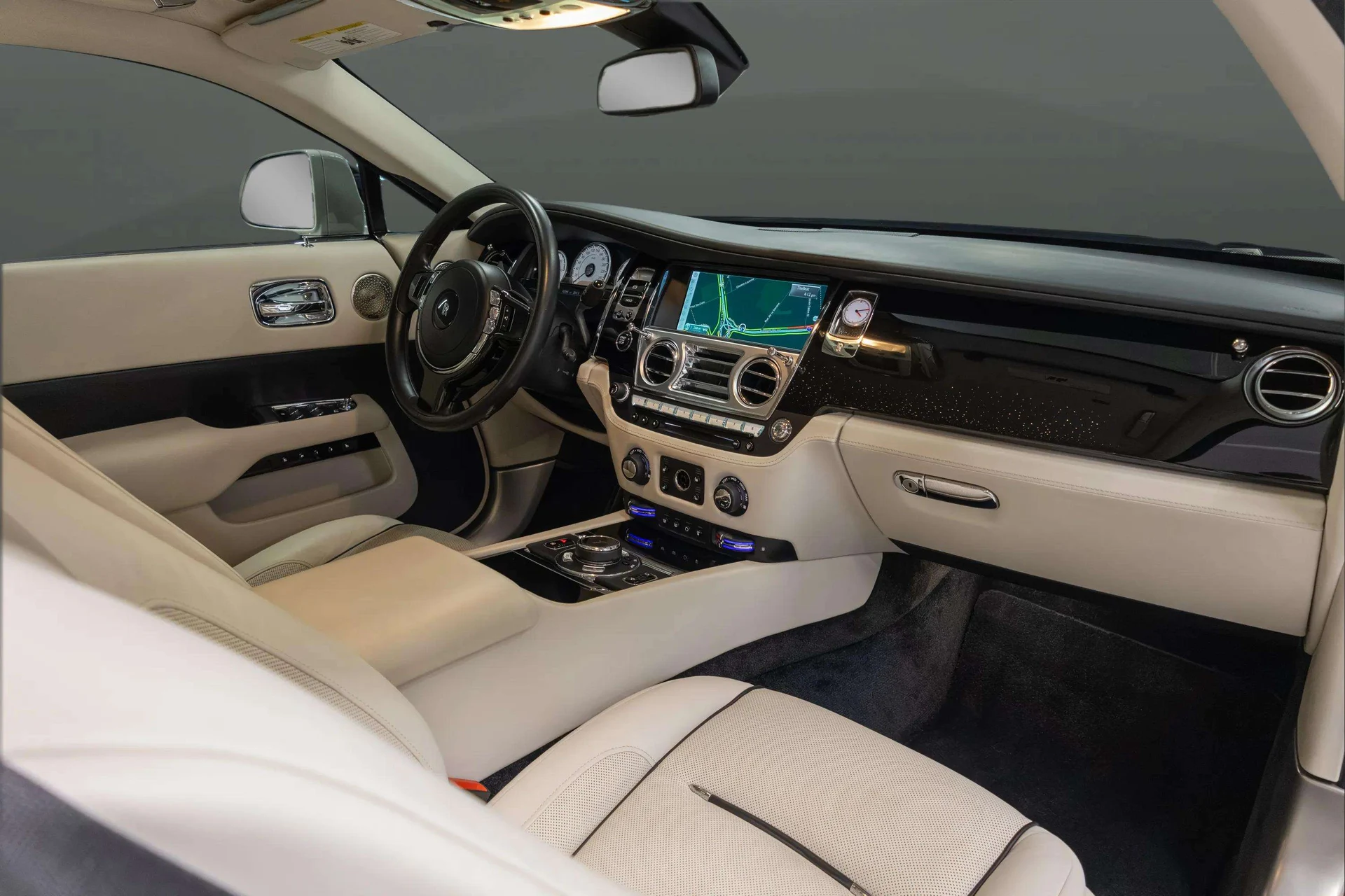 mph023_3190730976_60722db7_2c07_47bb_a260_e444dfffb543_201720_Rolls_Royce20_Wraith2028_SCA_665_C56_HUX_8653929_24_2819cbc489