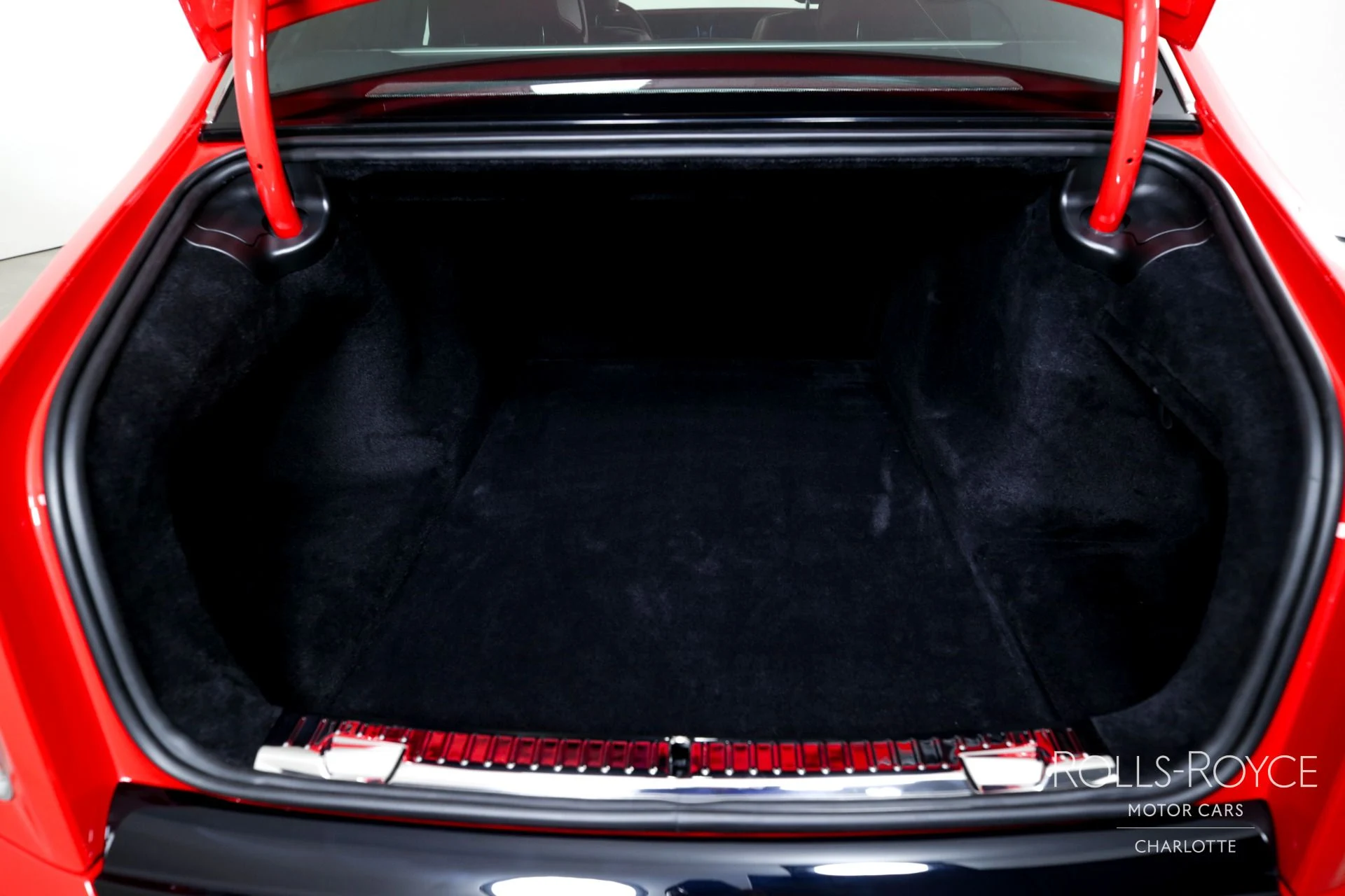 mph023_3205434996_Used_2024_Rolls_Royce_Phantom_EWB_1745331546_4dd89aa8d9