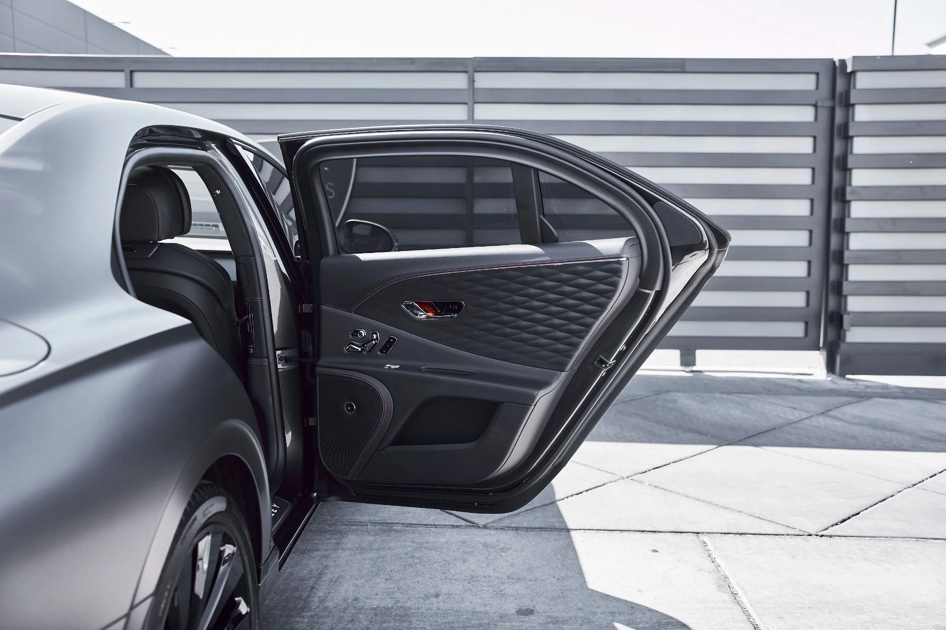 mph023_3211162887_Used_2023_Bentley_Flying_Spur_V8_1773280639_5bcb2a1b68