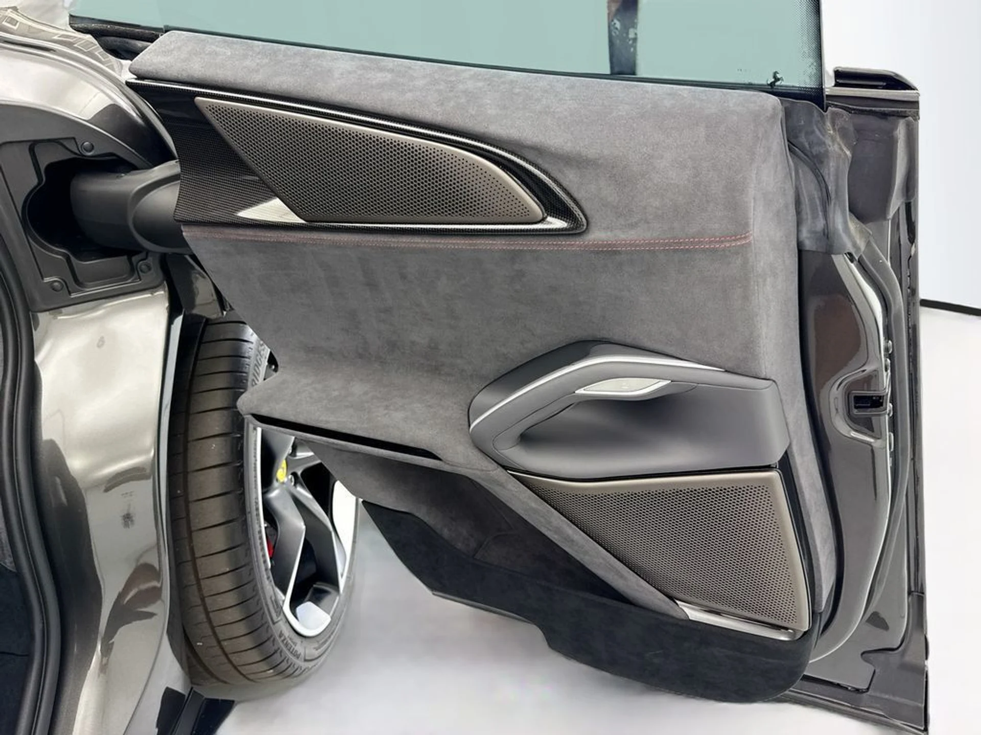 mph023_3223898641_used_2023_ferrari_purosangue_8119_23034392_24_1024_5ad3b0d189