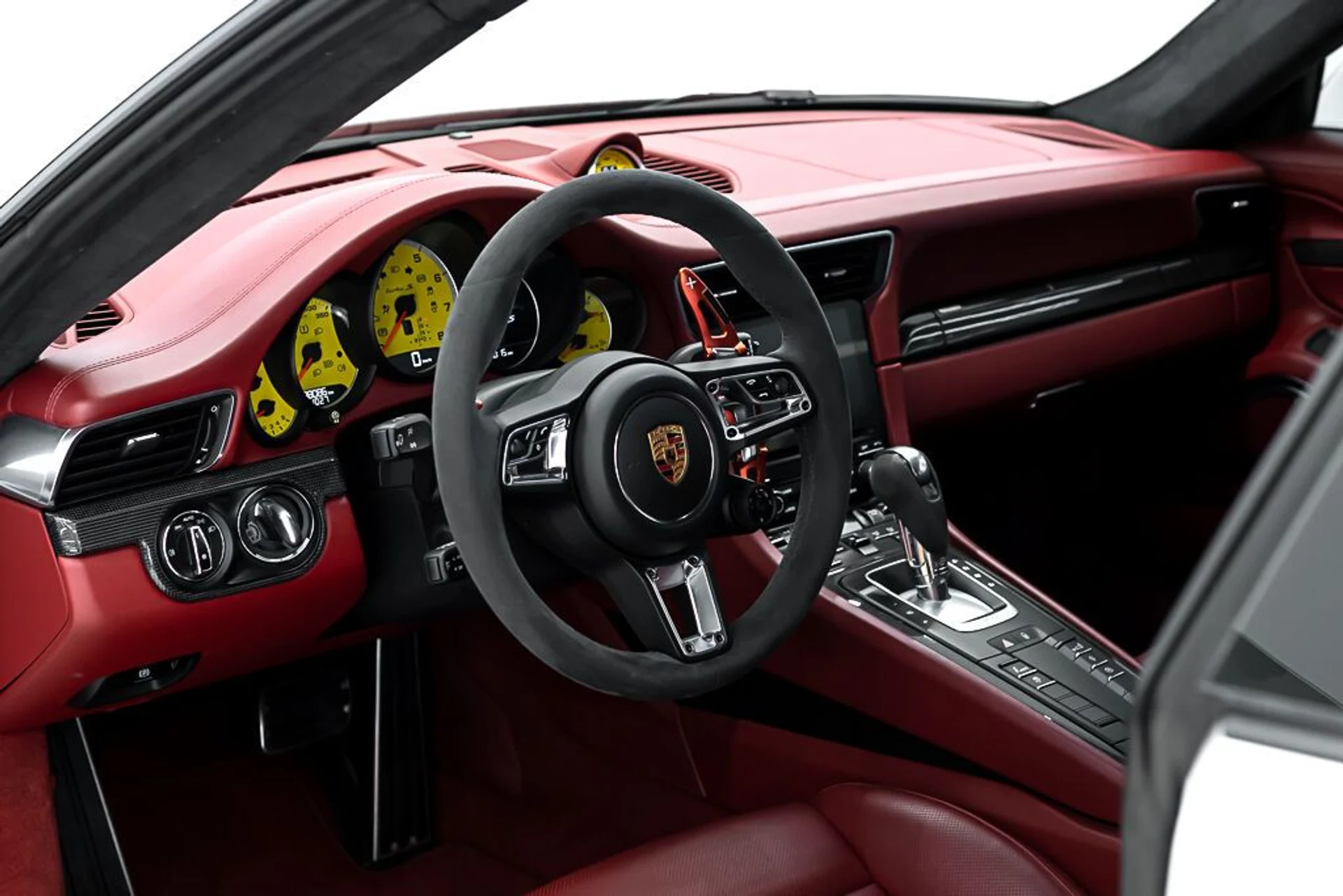 mph023_3226875863_porsche_911_2018_jpg_v_1758918548_e977c741aa