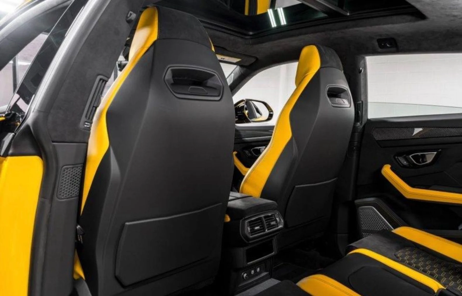 mph023_3230226336_Used_2021_Lamborghini_Urus_1769032746_98b0d47230