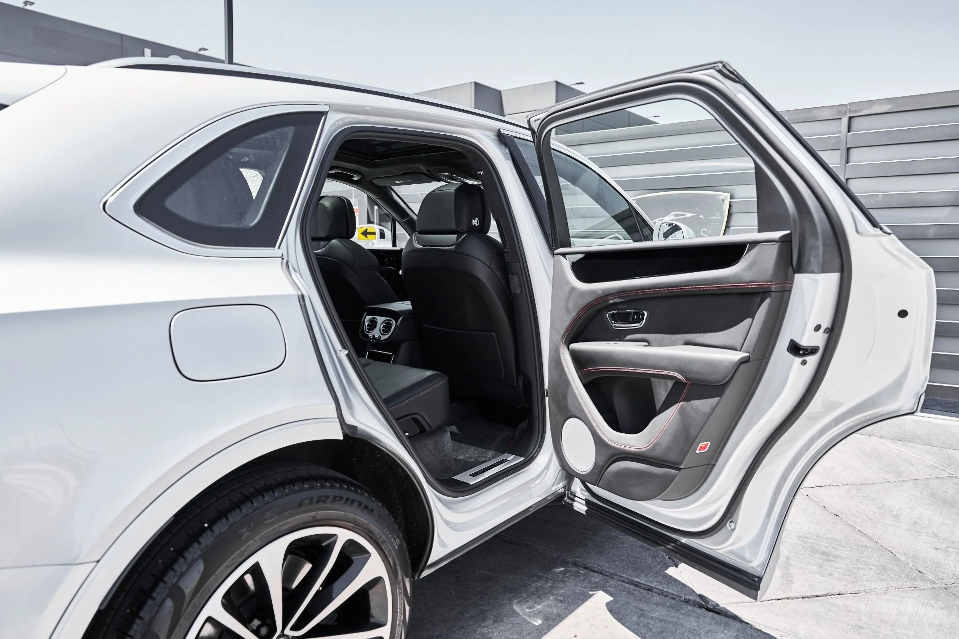 mph023_325408518_Used_2021_Bentley_Bentayga_V8_1781574941_614ebeaf5e